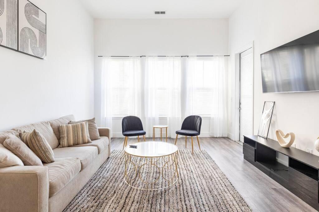 Chic 1BR Apt in Downtown ATL! Images