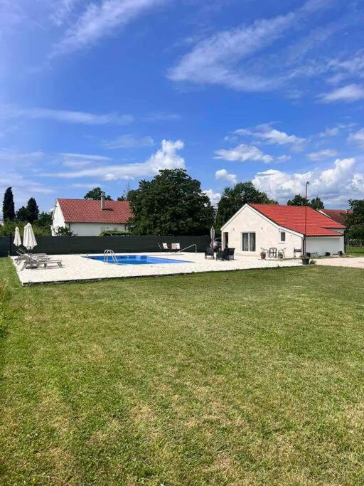 Pool & River House - Lazara