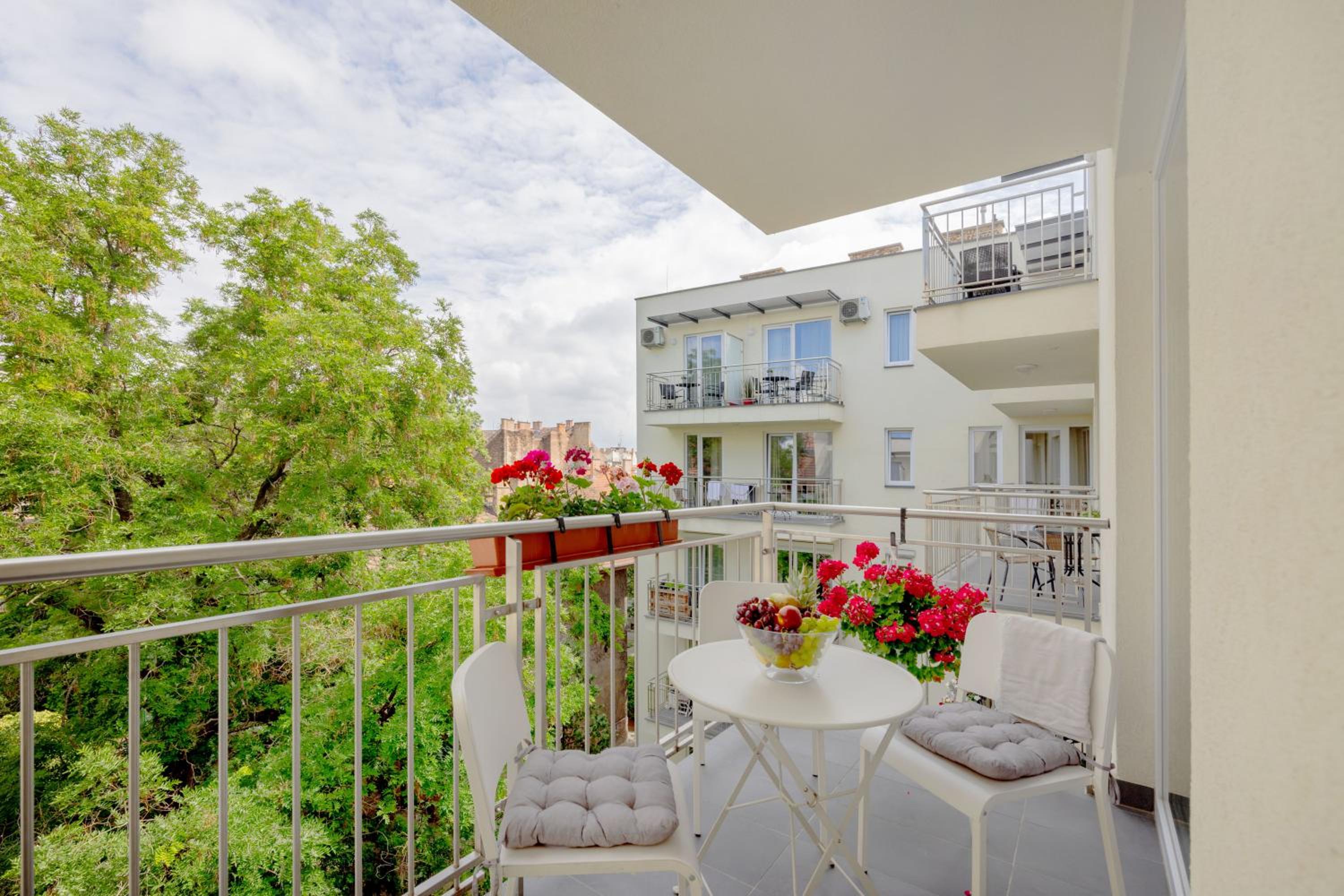 FEEL HOME Superior-FREE PARKING-BALCONY-AC-Elevator Images