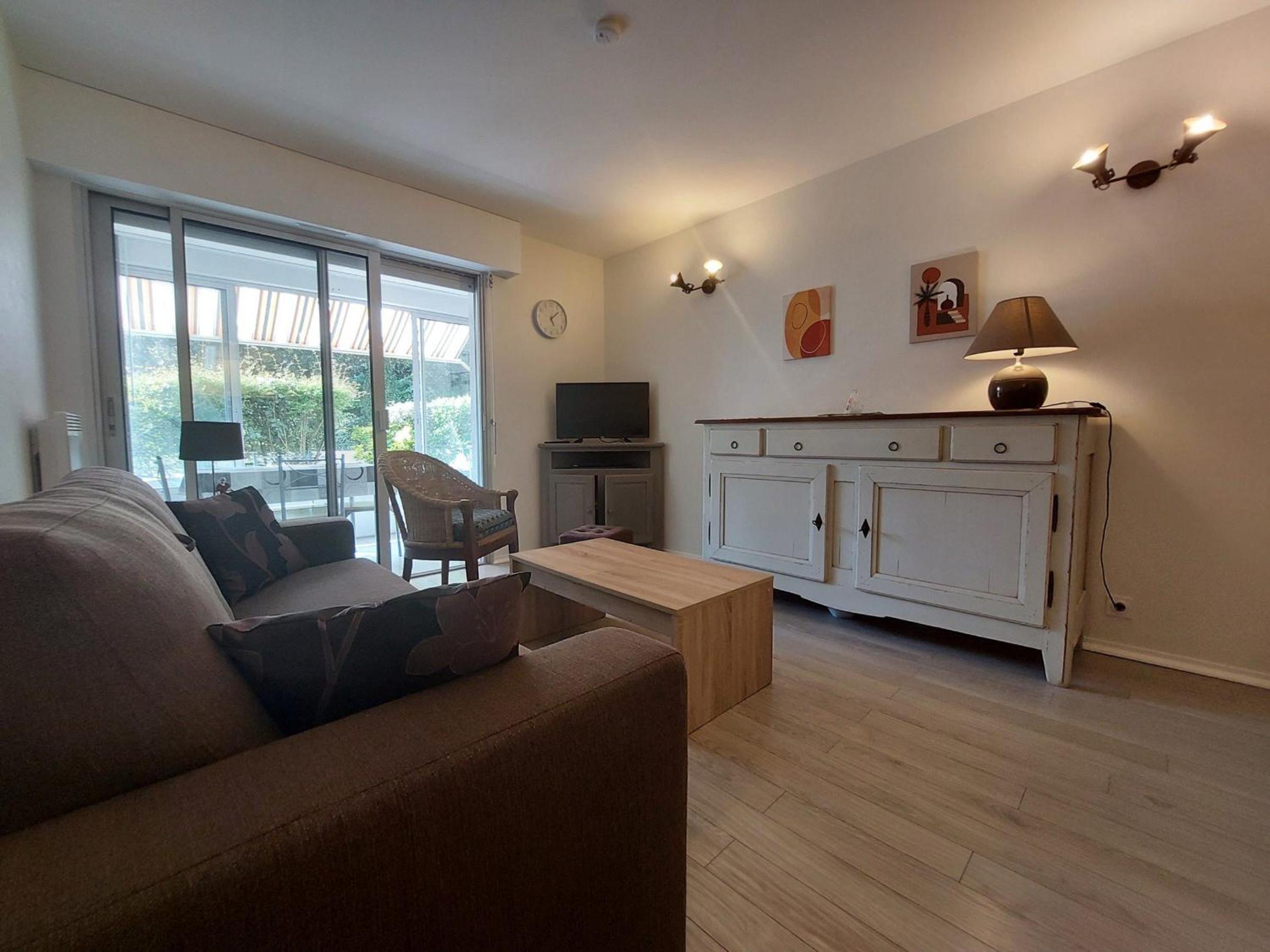 Studio Aux Portes de la Plage avec Garage et Jardin – Centre-Ville à 400m - FR-1-550-60 Images