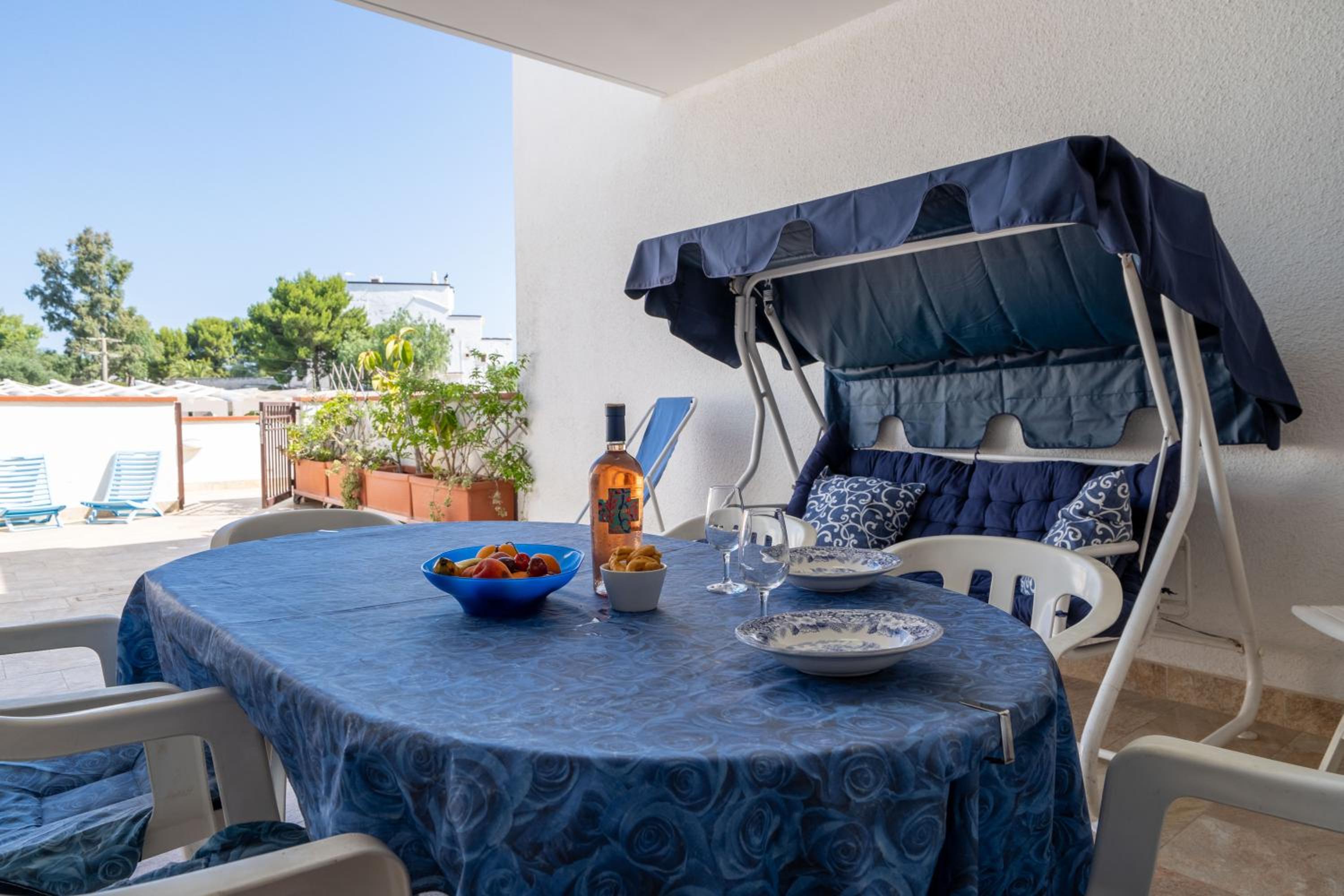 La Casa Blue a step from the beach! Terrace and parking Images