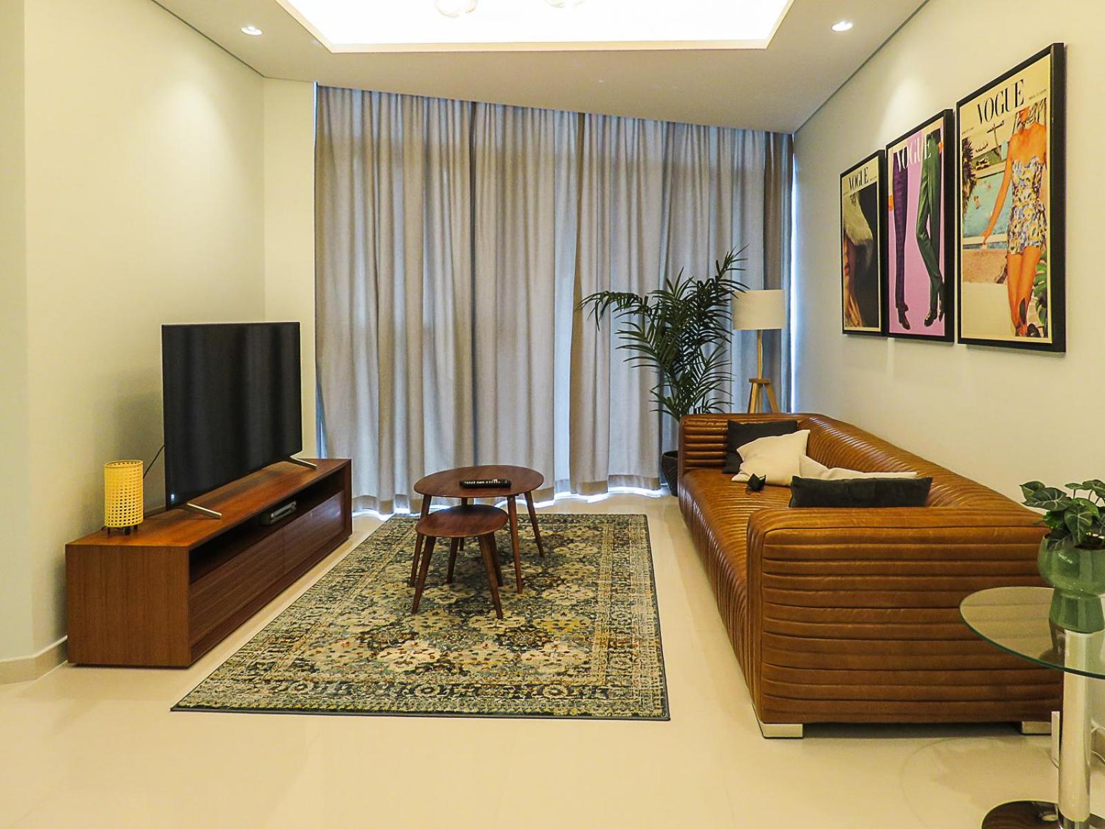 Gorgeous 2 Br in Paramount Images