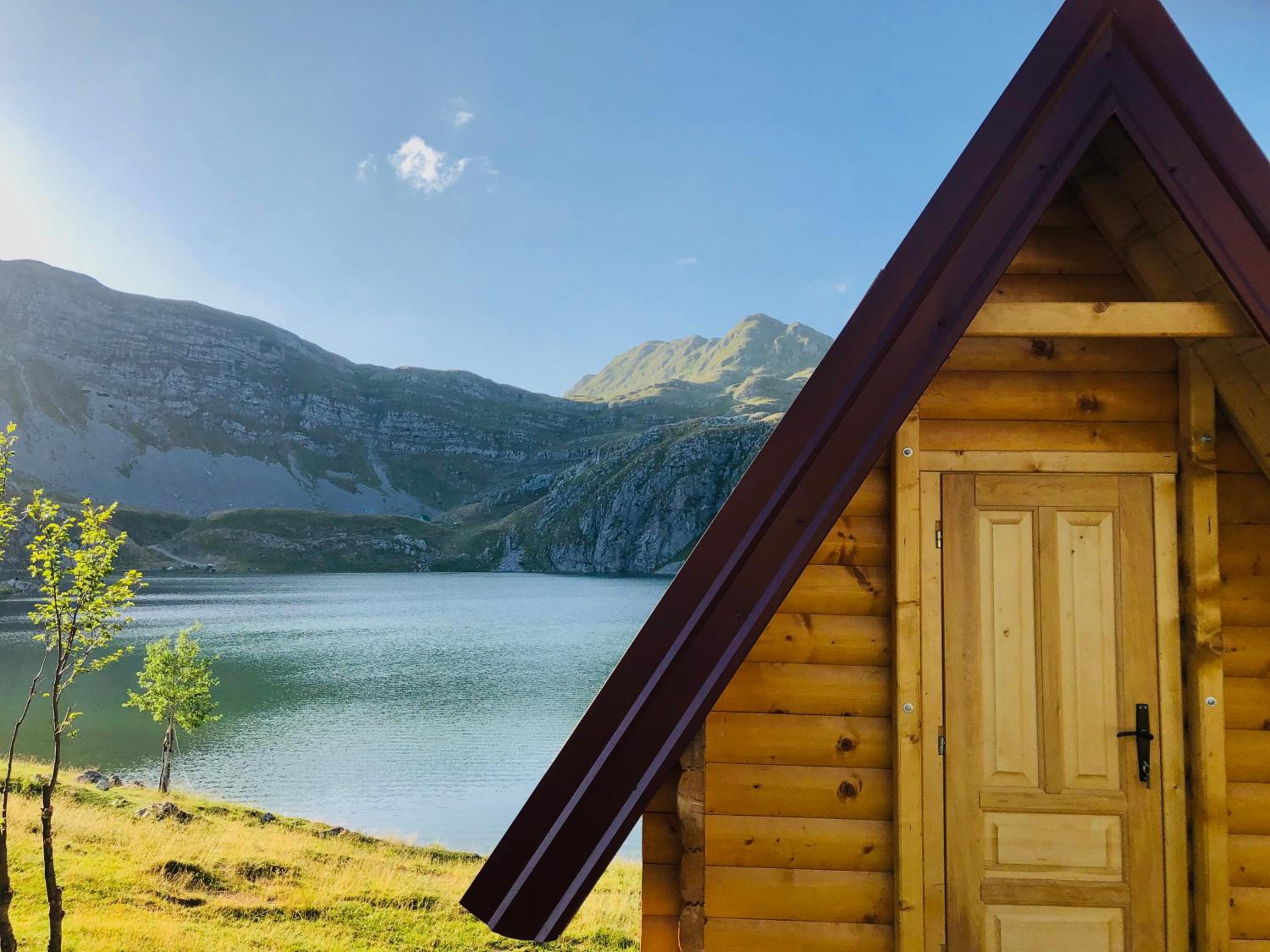 Kapetanovo Jezero Bungalov Images