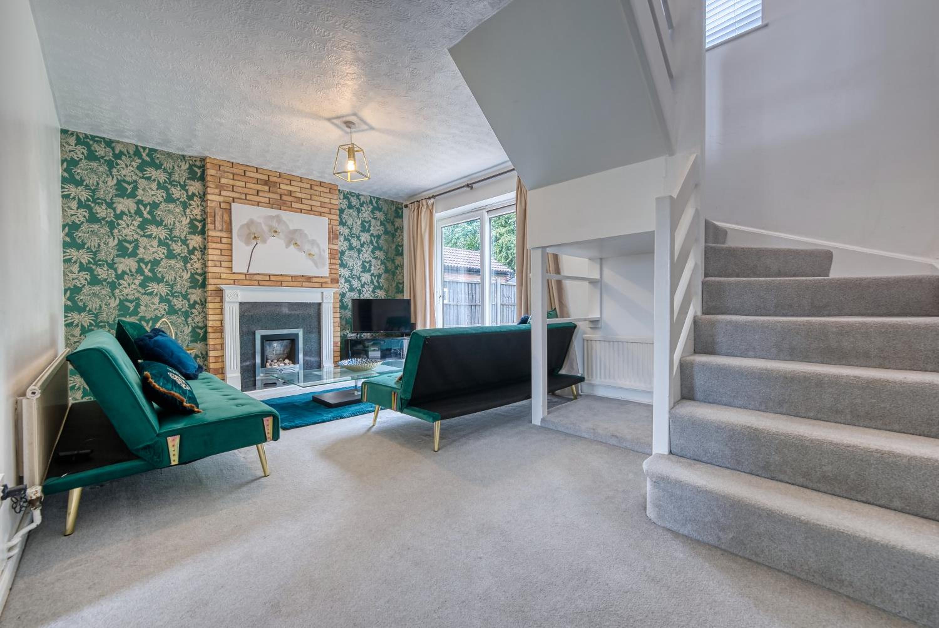 CAPRI 13 SA - 3 bed House, Close to Loughborough University & M1 motorway, Free Wifi, Big garden, Ample parking- Ask for contractor rates! Images