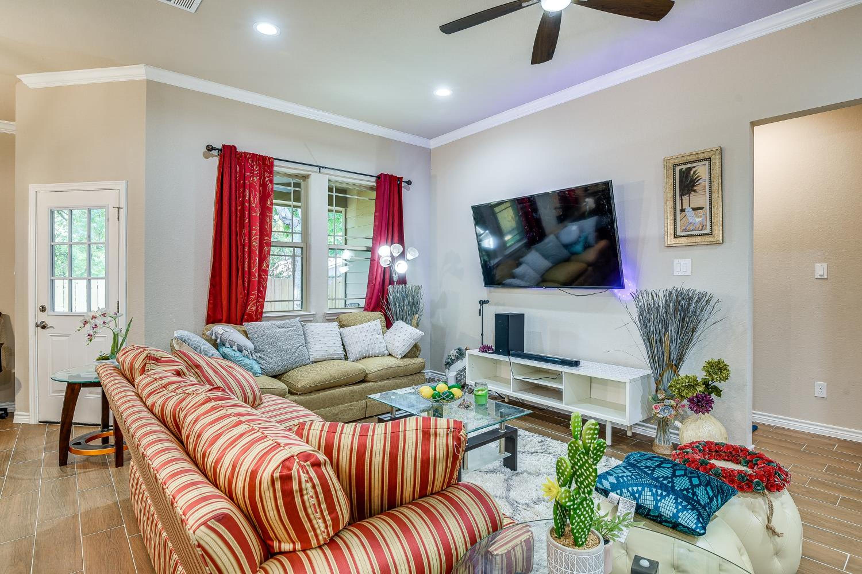 Grand Prairie Gem with Yard about 5 Mi to ATandT Stadium! Images