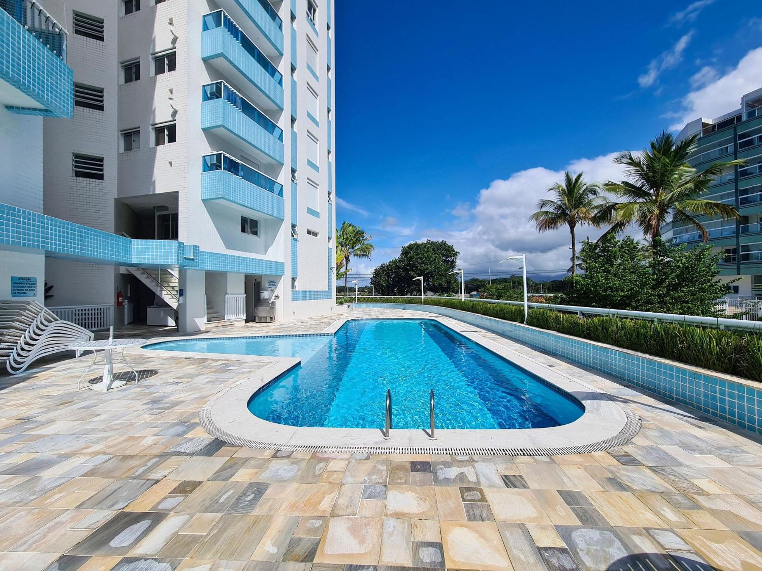 Condomínio com aptos e lazer completo na Riviera Images