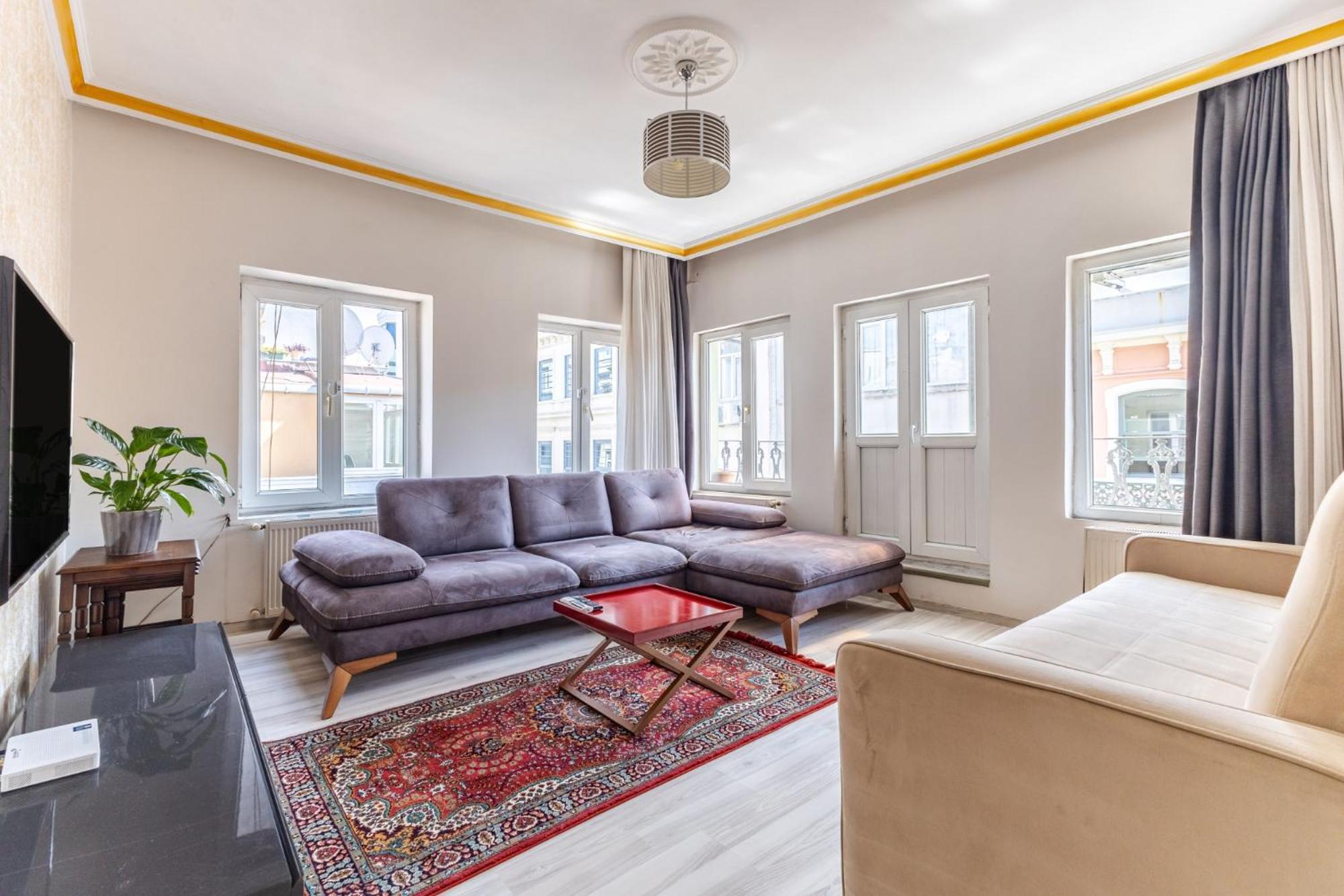 Chic Flat with Balcony 8min to Taksim Images