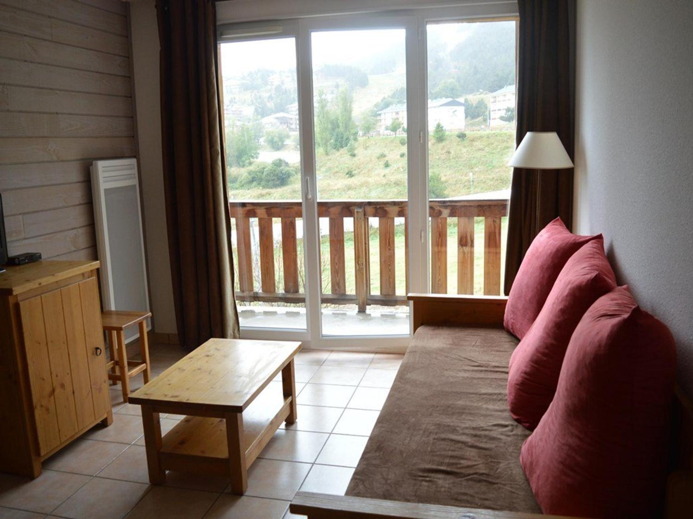 Appartement T3 au pied des pistes avec balcon et parking couvert - 2 chambres, 6 couchages - FR-1-593-56 Images