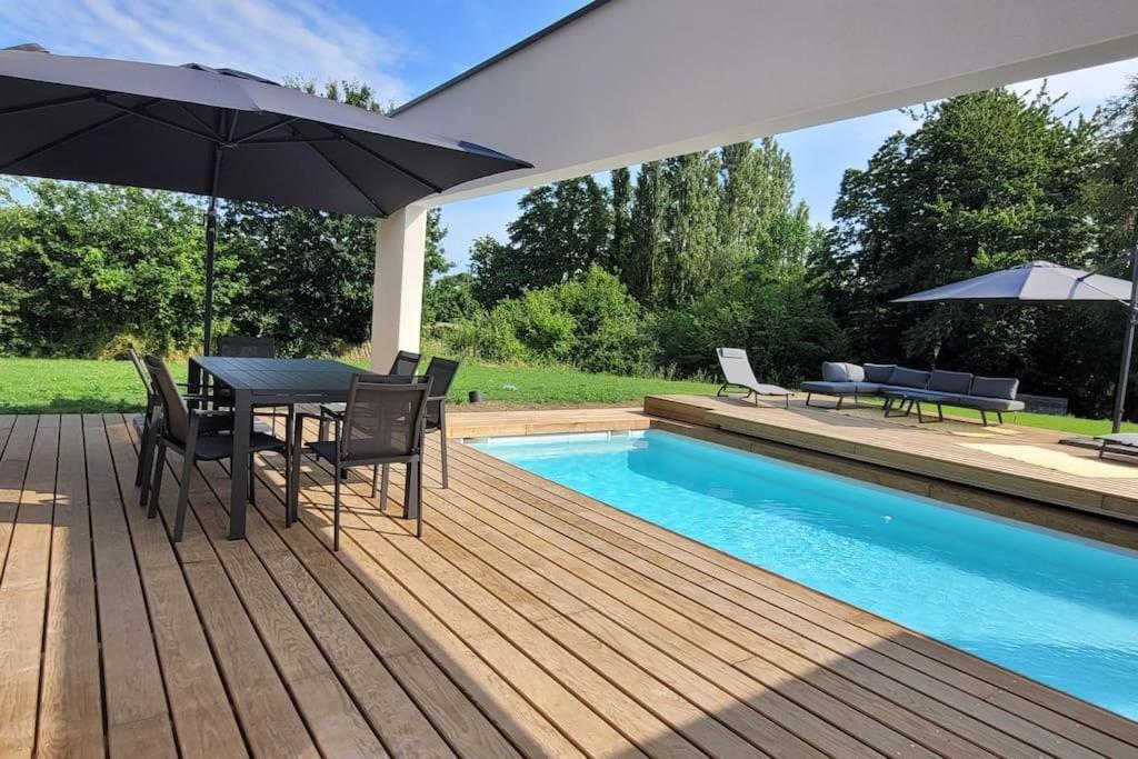 Villa neuve contemporaine avec piscine Images