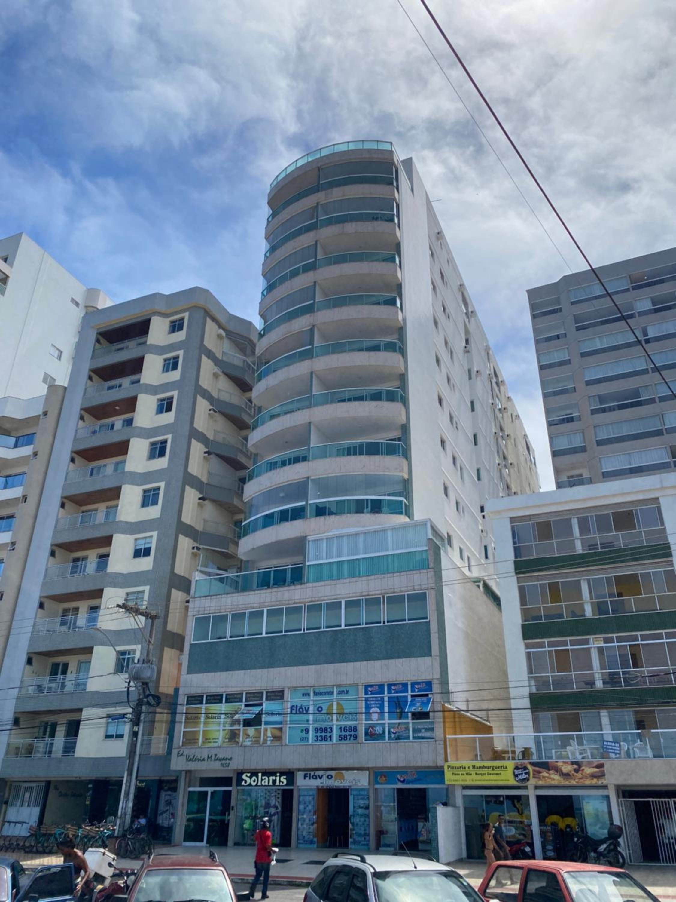 Ap prédio frente mar/pé na areia Images