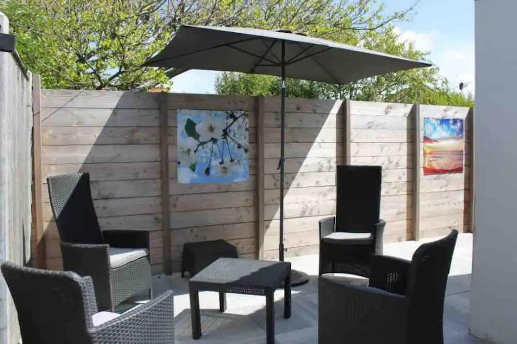 Knus vakantiehuis 100m van het strand (privé tuin) Images