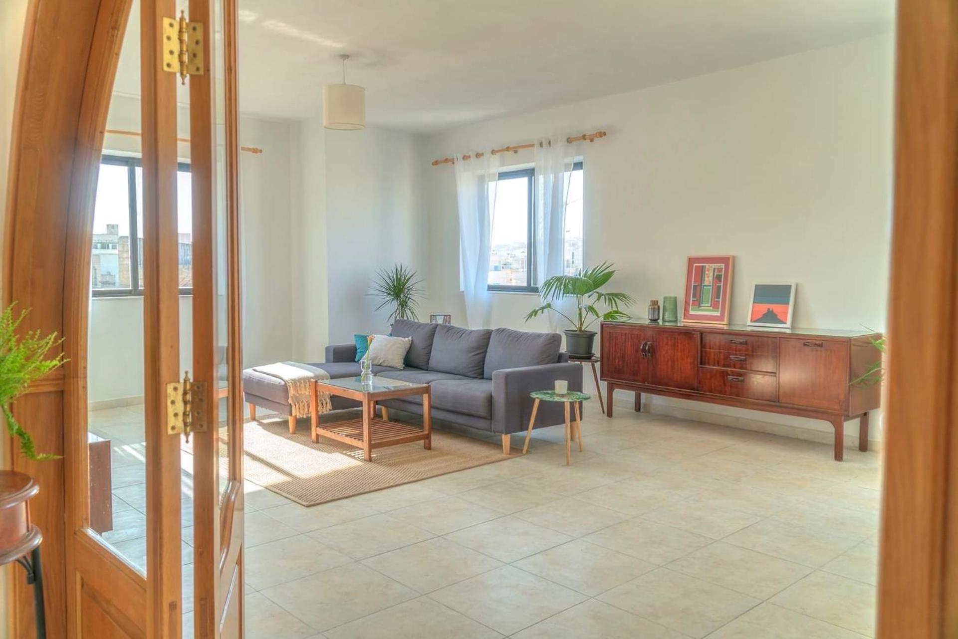 Double bedroom with ensuite in spacious corner apartment Images