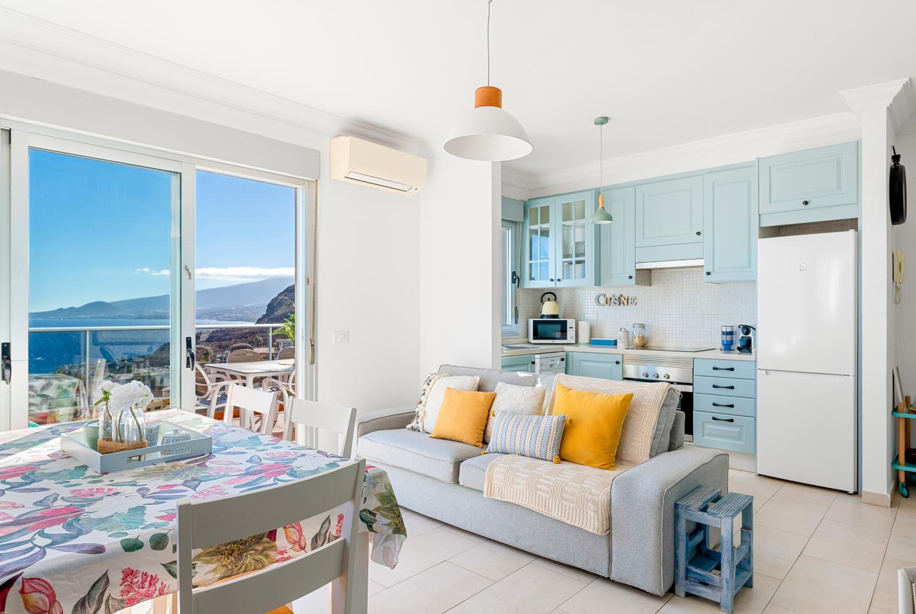 Boutique apartment with BBQ terrace and ocean views Images