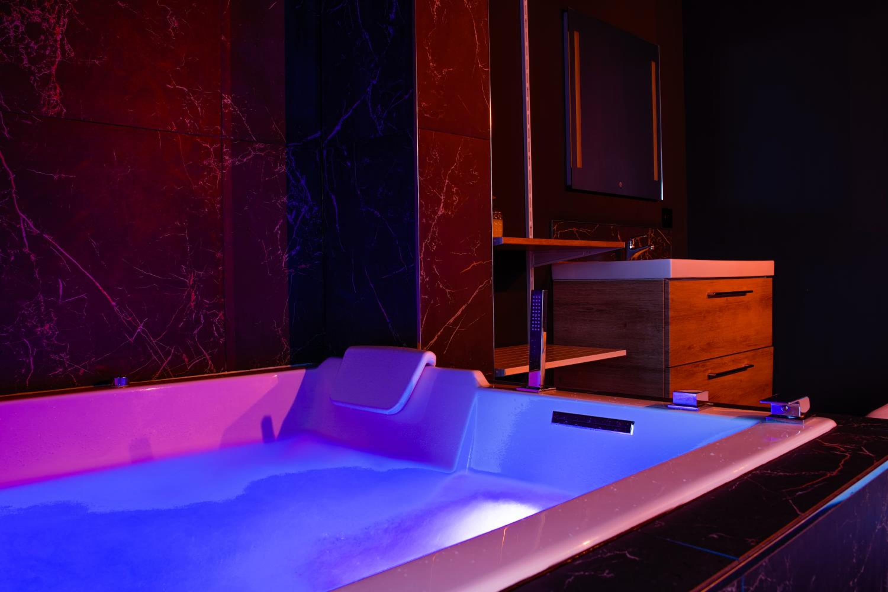 Le Refuge des Amoureux - Appartement avec Jacuzzi et Sauna Images