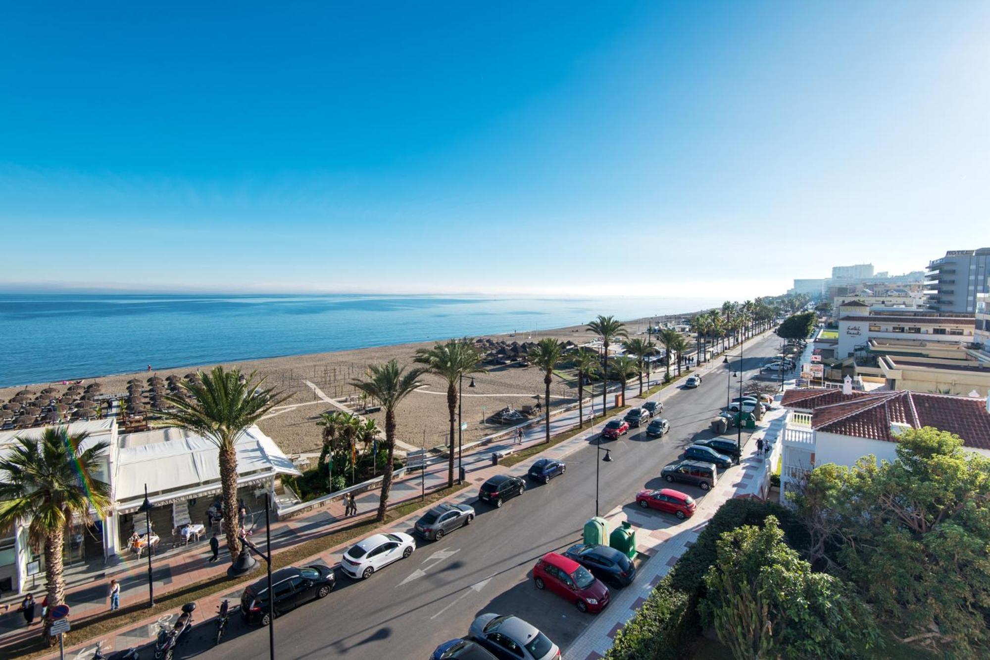 MAGIC OF THE OCEAN, front Line Beach in Playamar-Parking, Sea Views, Pool, tenis, paddle, wifi and Aircon Images