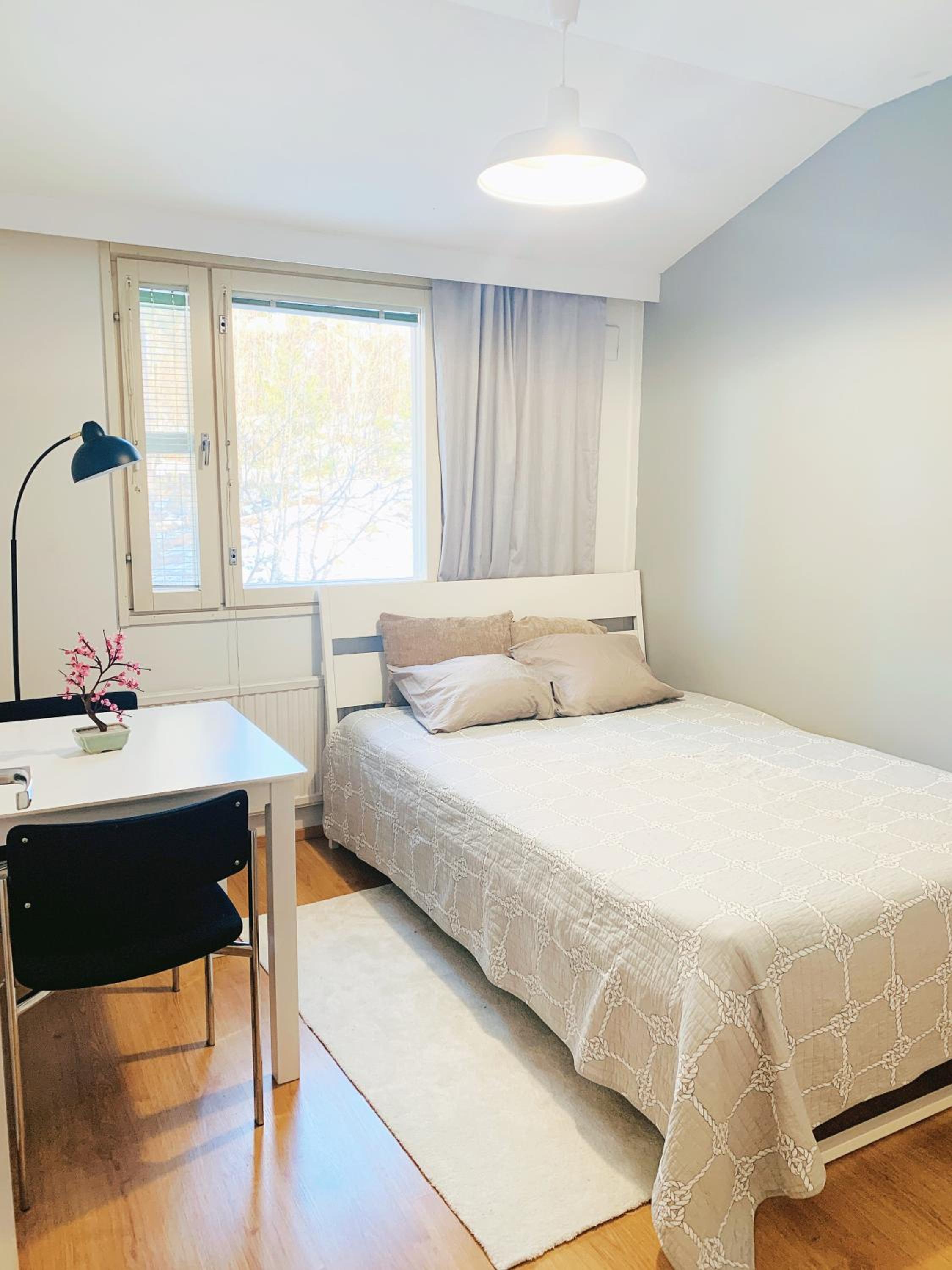 Private rooms near metro, free parking Images
