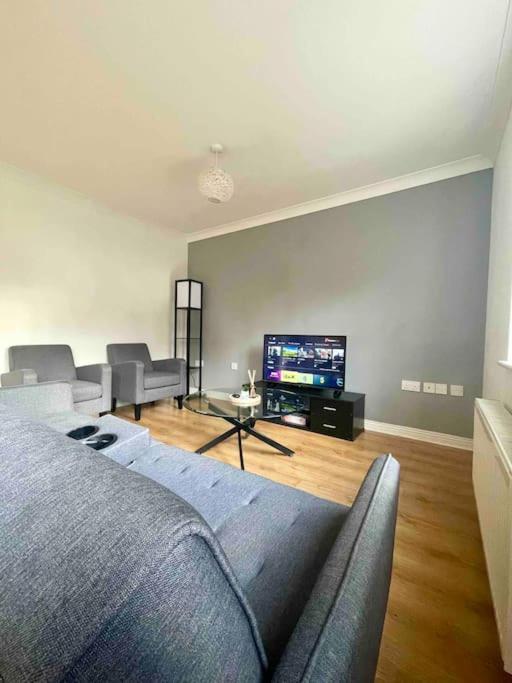 Chineham Retreat - Spacious Home For Leisure & Business Stays - Sleeps 8 Images
