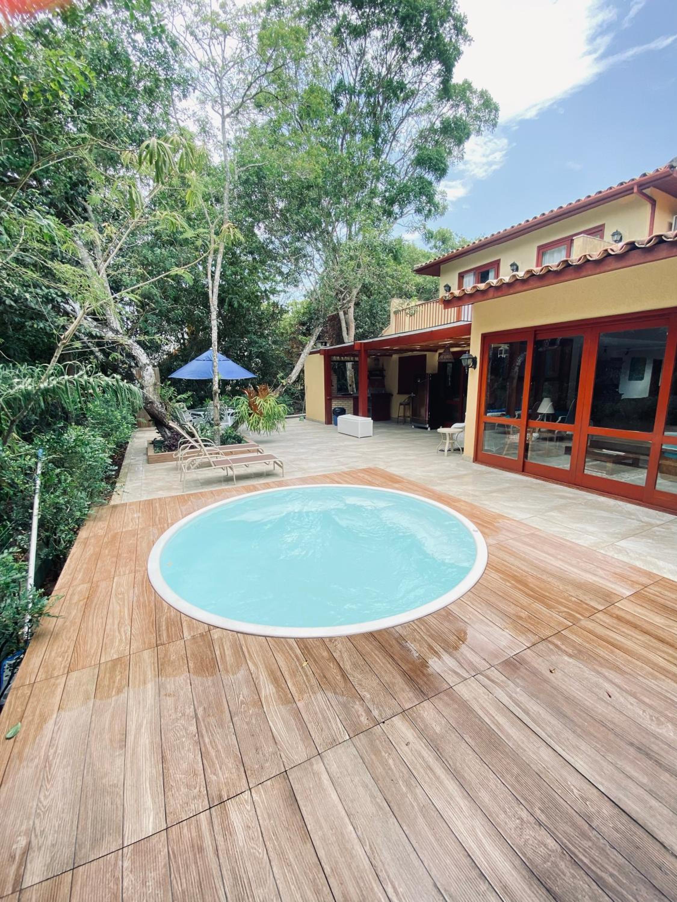Casa ampla em condomínio fechado com área de lazer completa Images