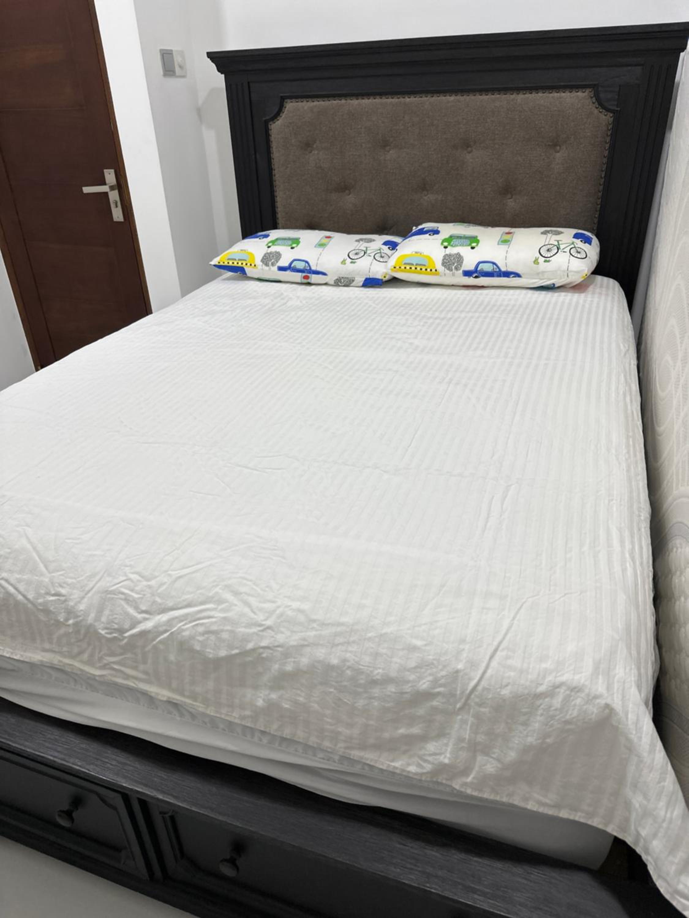 Mode apartment non ac room Images