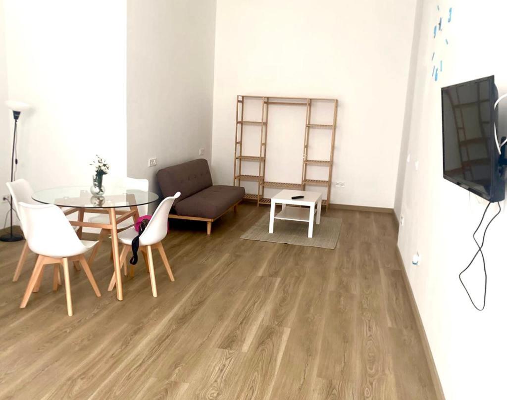 Apartamento por meses Images