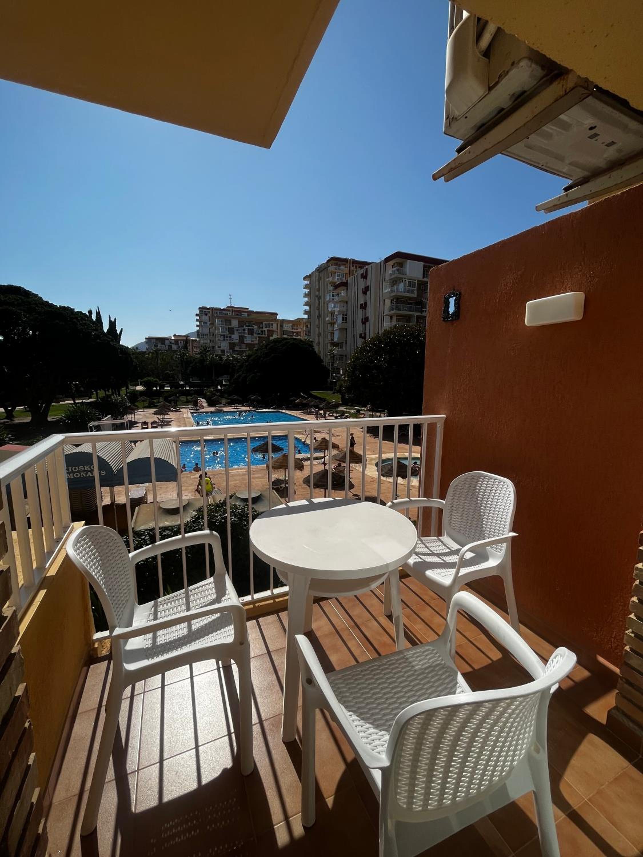 Acogedor estudio con piscina y vistas al mar Images