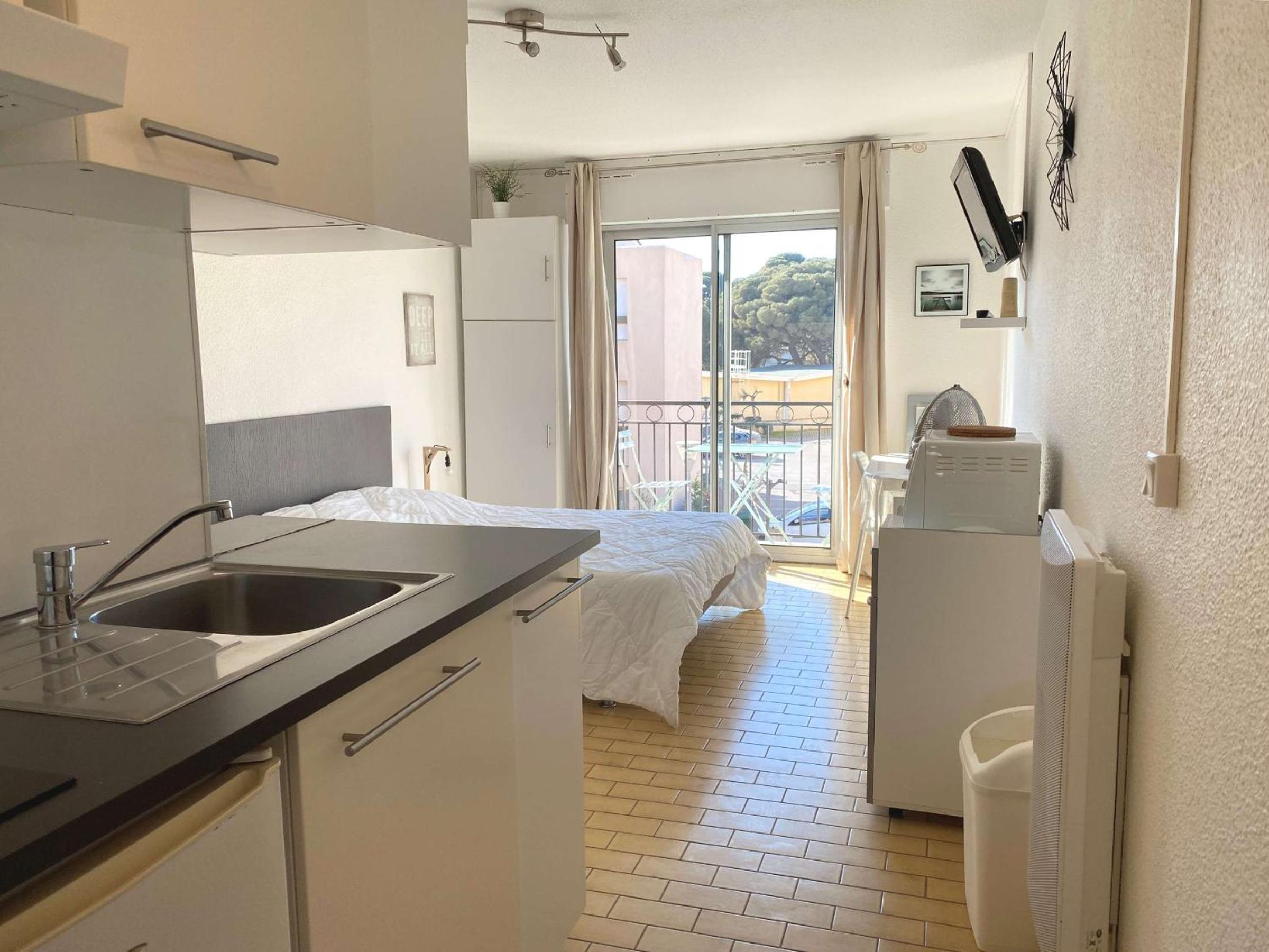 Studio rénové climatisé avec balcon, parking et wifi à Balaruc-les-Bains - FR-1-553-66 Images