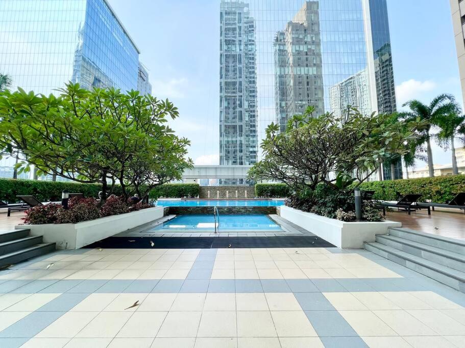 Suzi Home BGC with Sauna, Gym, Netflix, Pool & High Speed Internet Images