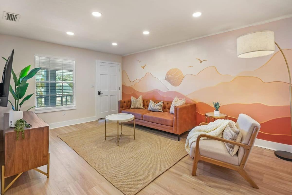 Fido Friendly Condo Sun and Fun Walk to DT Free Parking Images