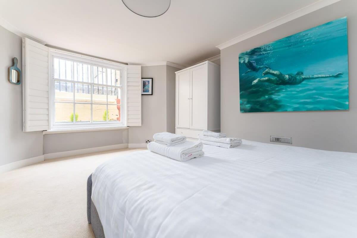 Seaside Regency apartment with private terrace Images