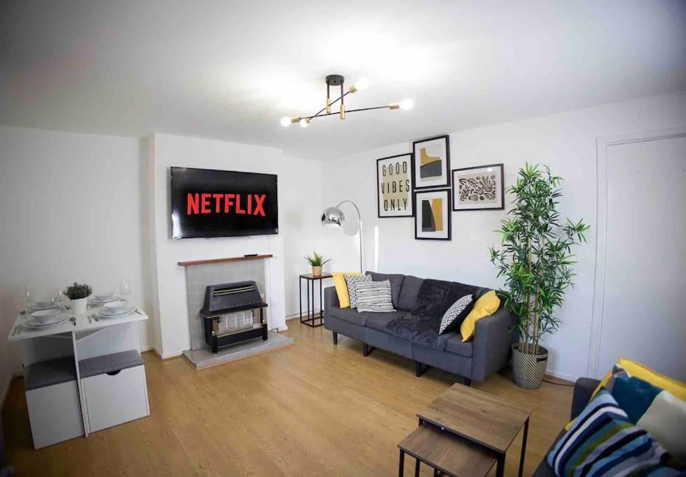 2 Bed Flat with Easy Access to ExCel, Central London, City Airport, O2 Images