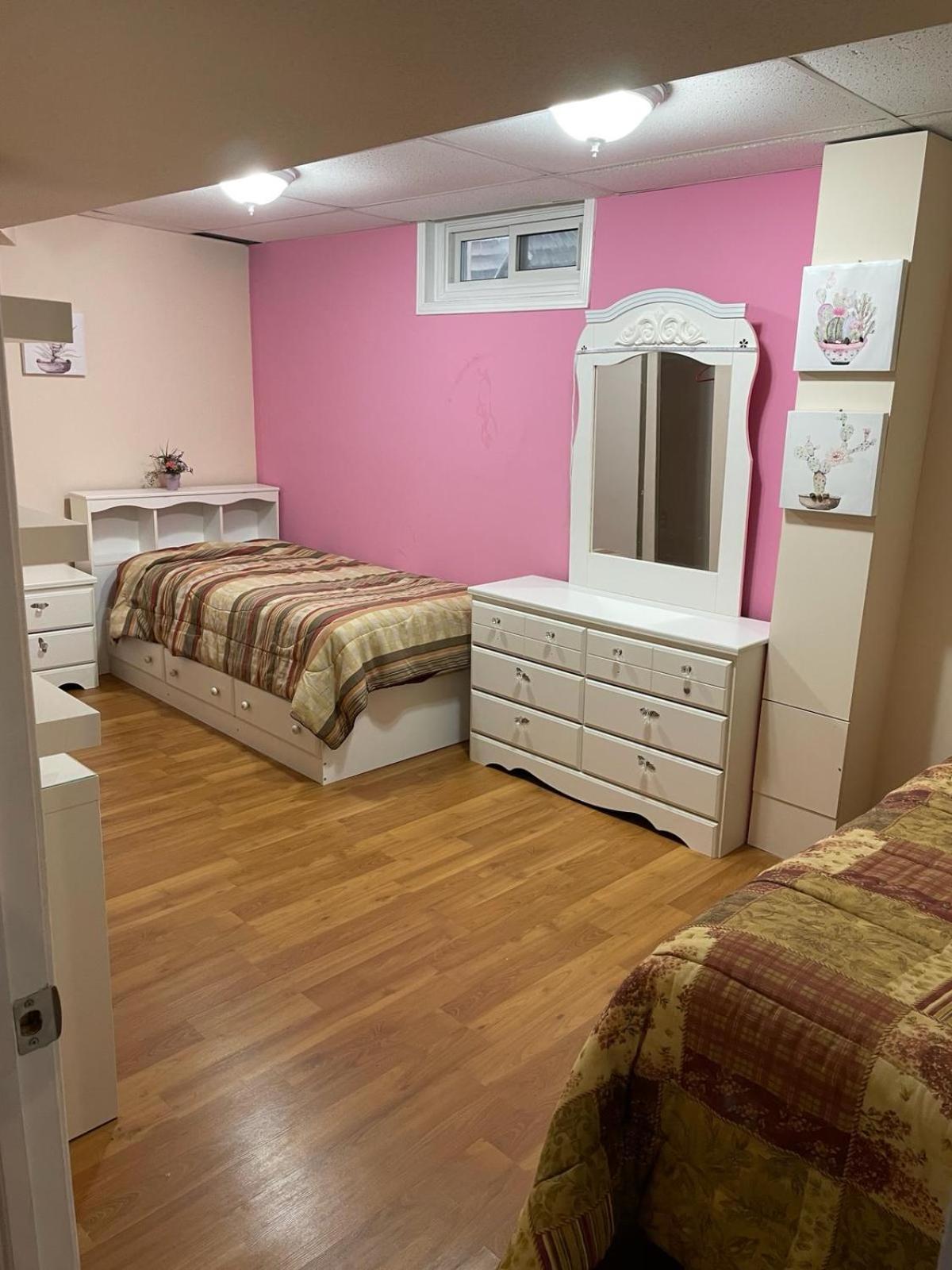 A bed of 2 beds cute room for females only - Pour les femmes seulement Images