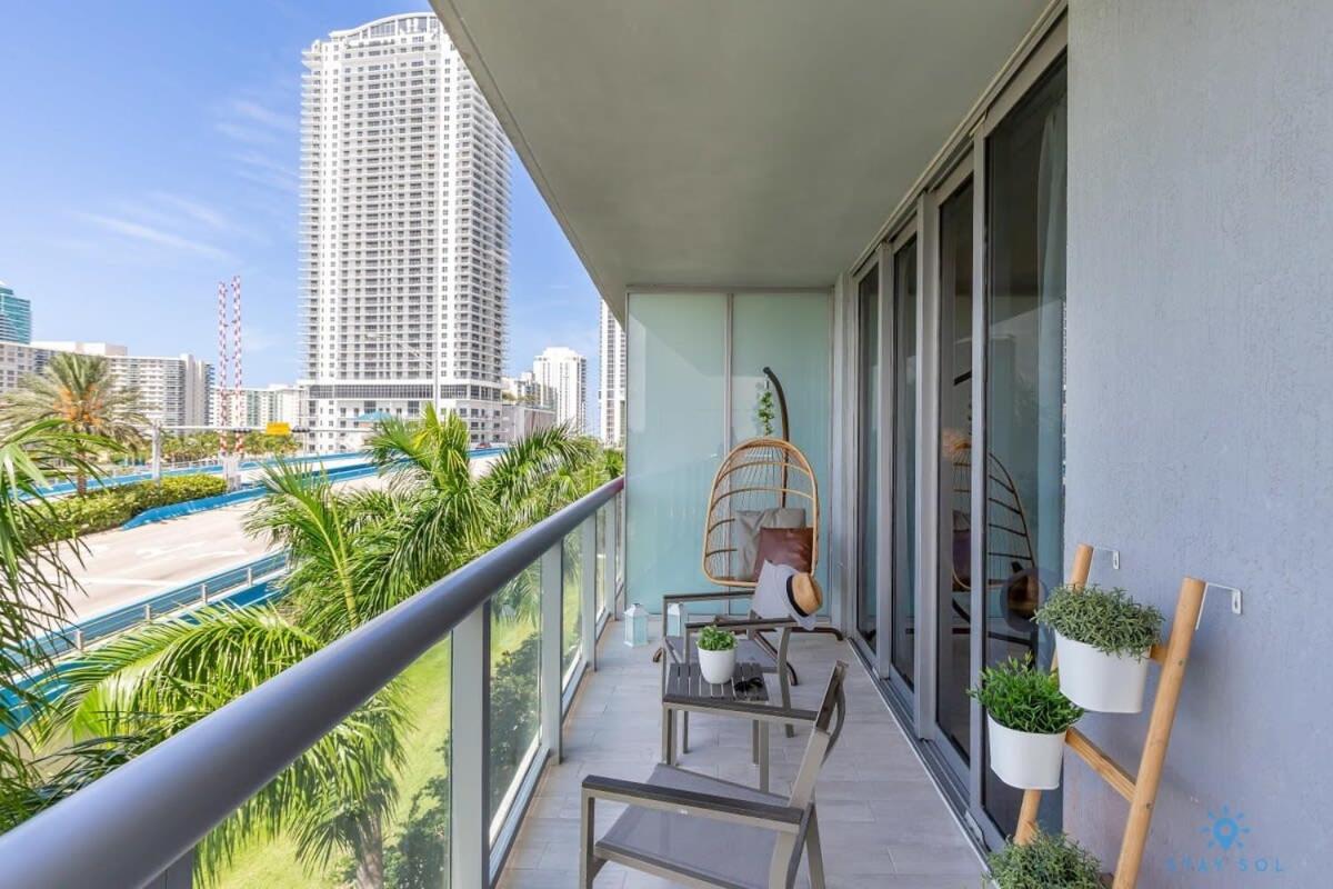 Tropical Apartment with Balcony - Pool - Up To 4 - Gym Images