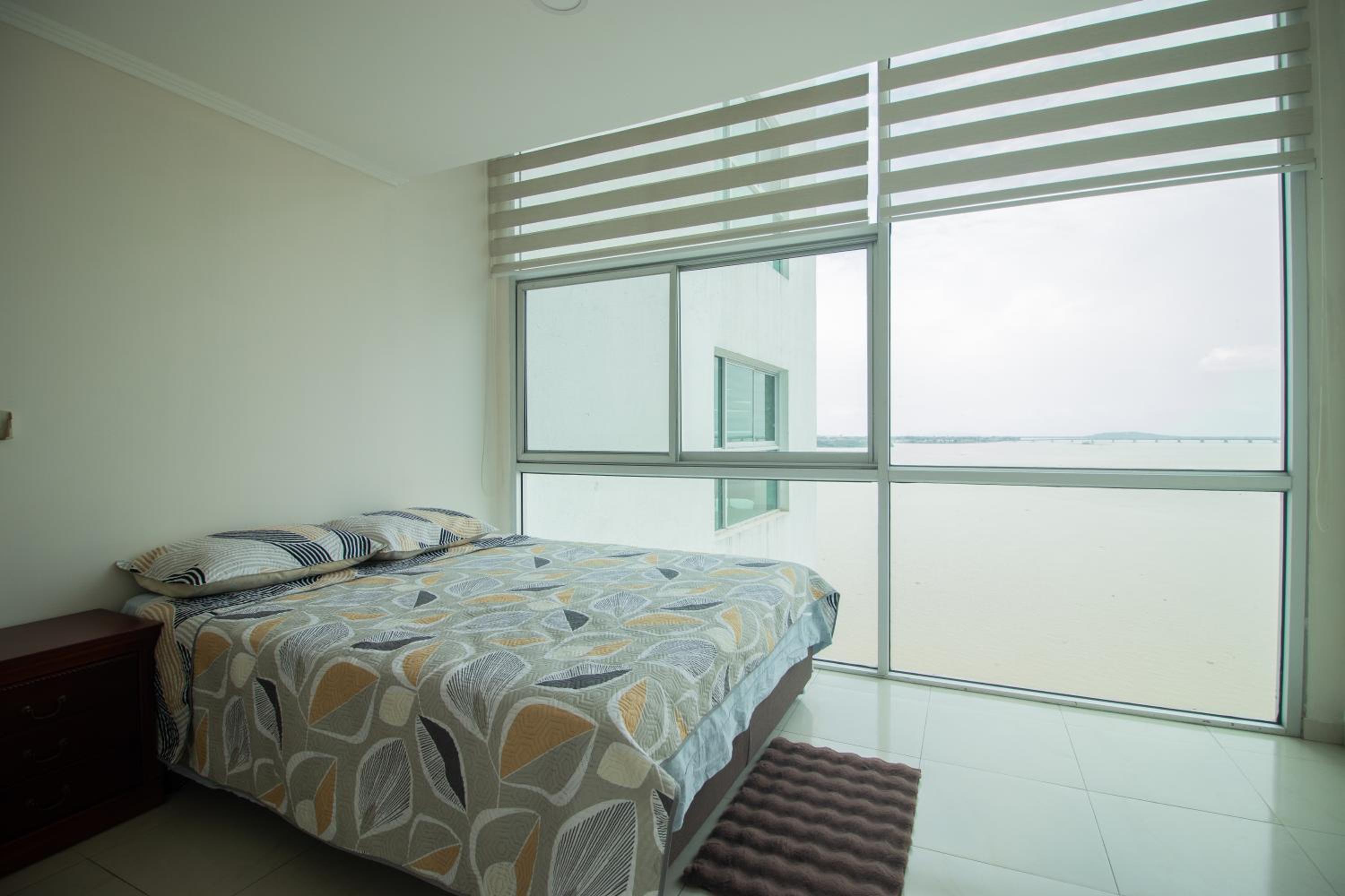 Vista frente al rio, exclusivo con piscina Images