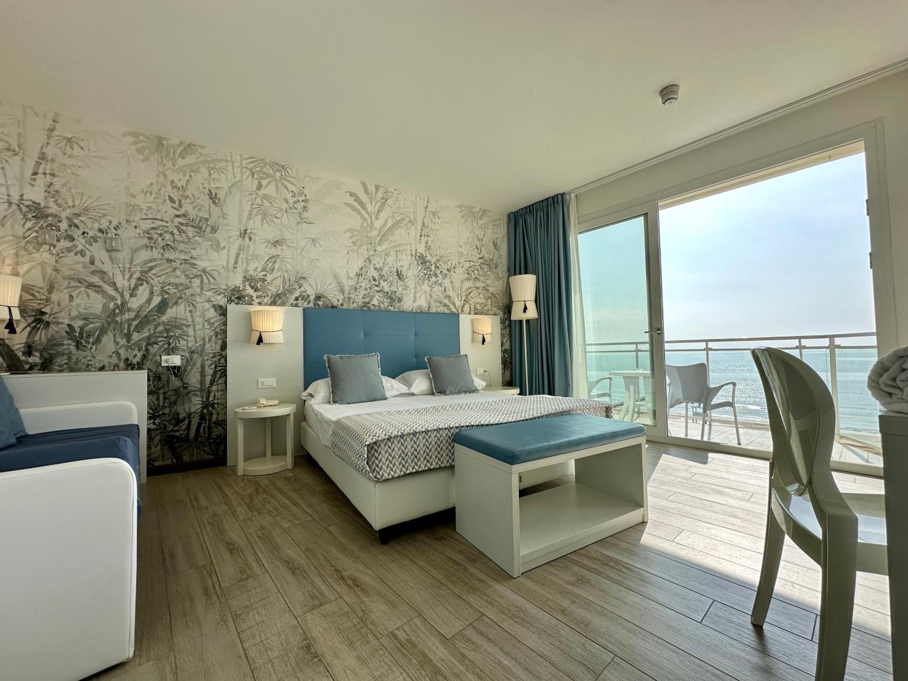 Hotel Nizza Frontemare Superior 3 Stelle Images
