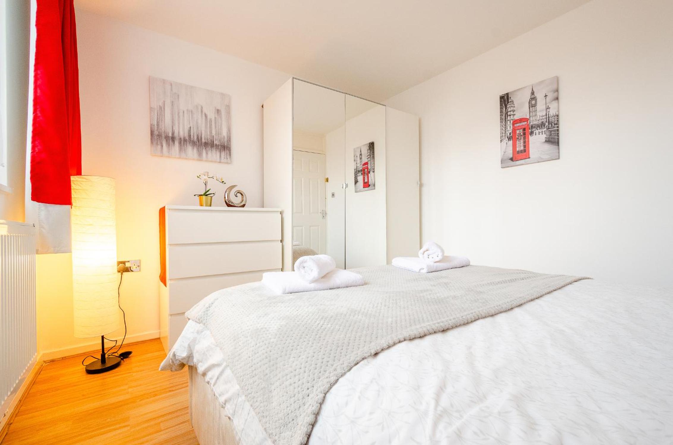 NEW - Serviced Apartment - Exel & O2 & Canning Town - home away from home Images
