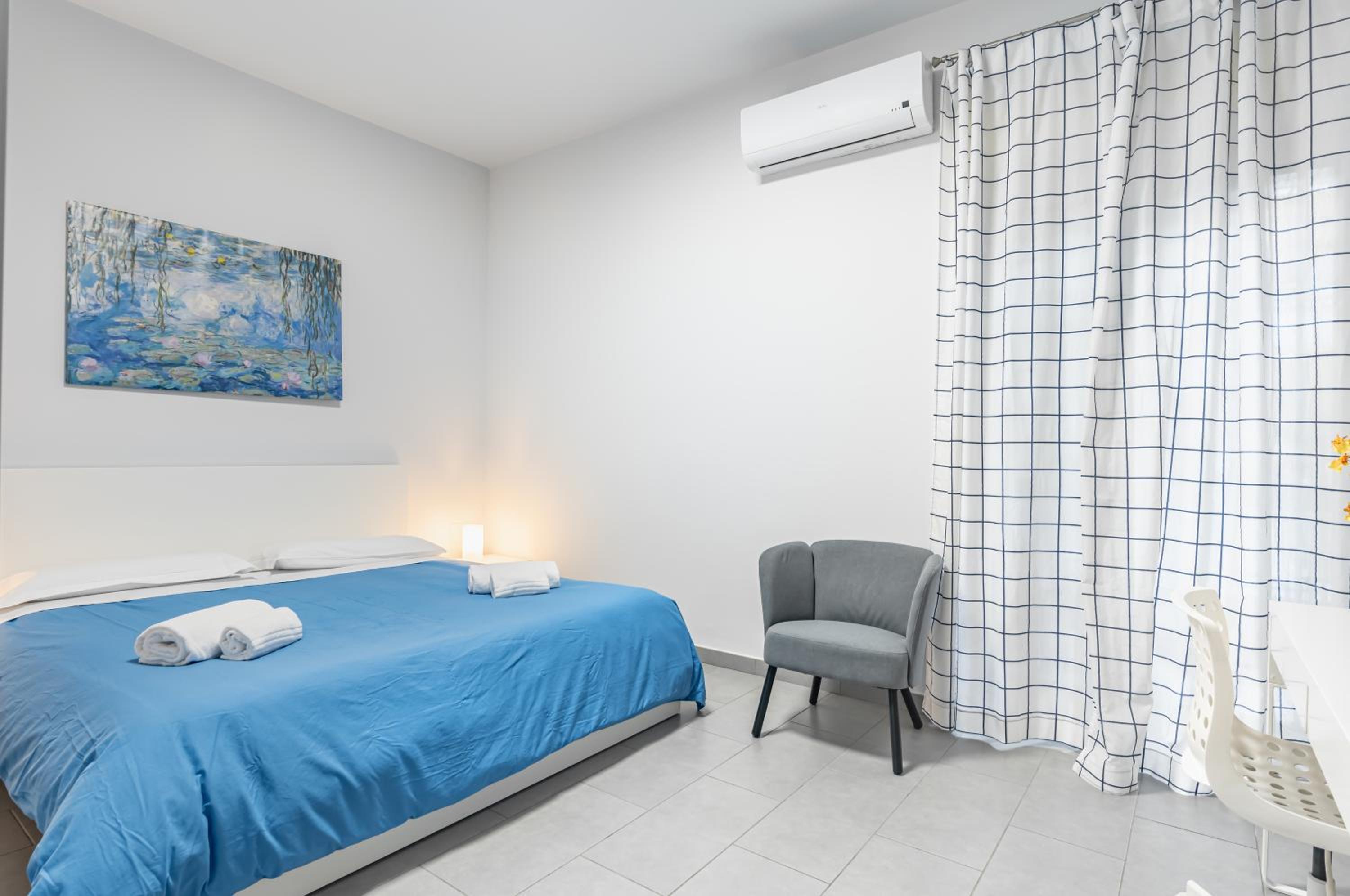 Elegant Urban Oasis: Bright Apartment in Catania Images