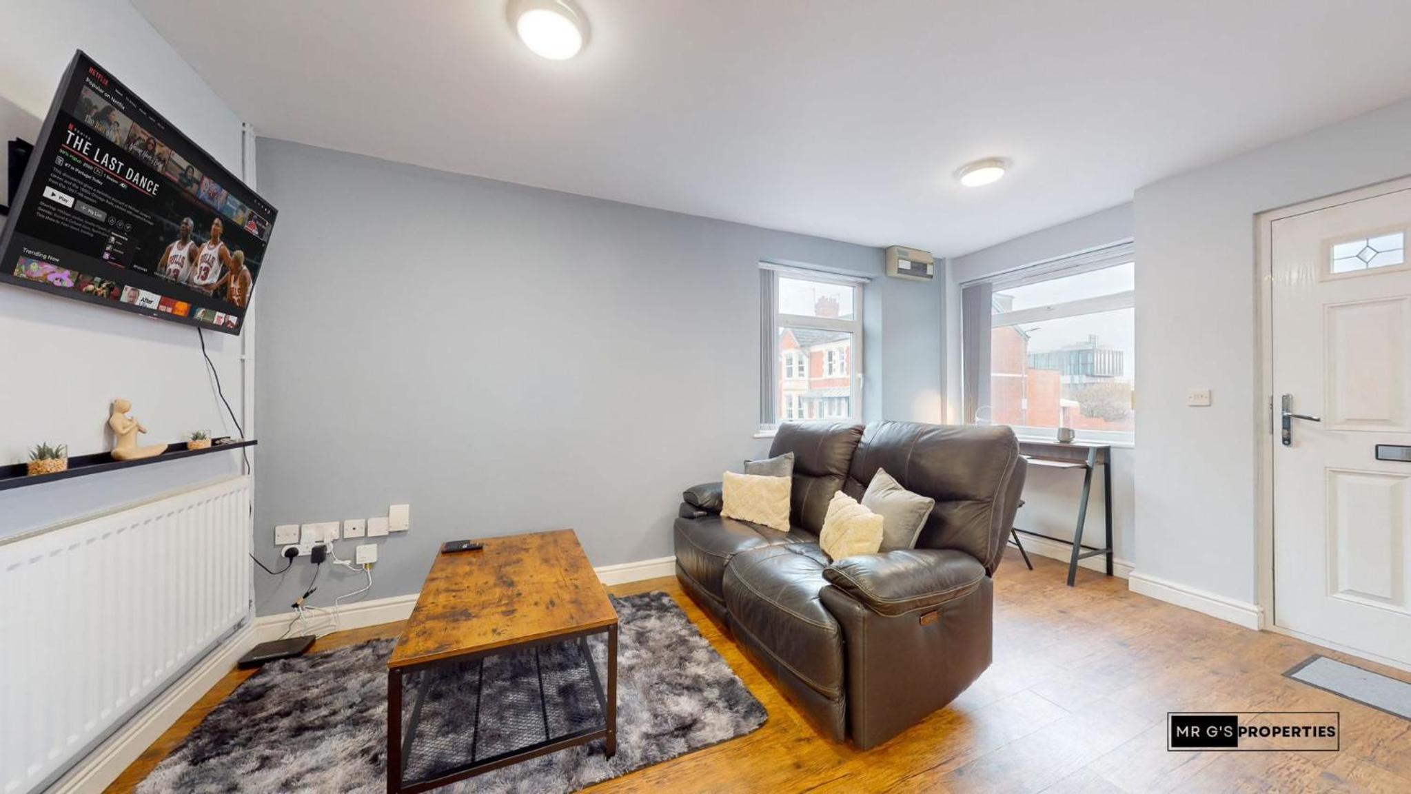 Modern flat, Cardiff centre with free parking Images