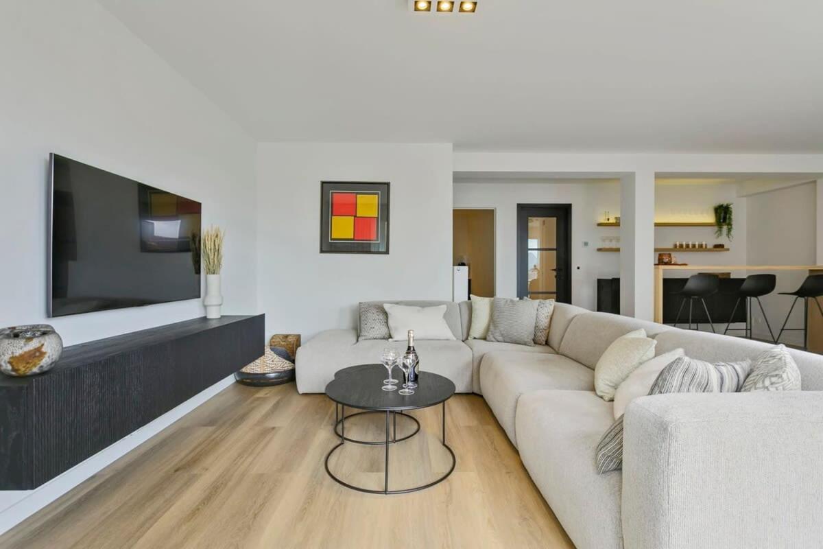 Stunning new and modern apartment with large terrace and free parking Images