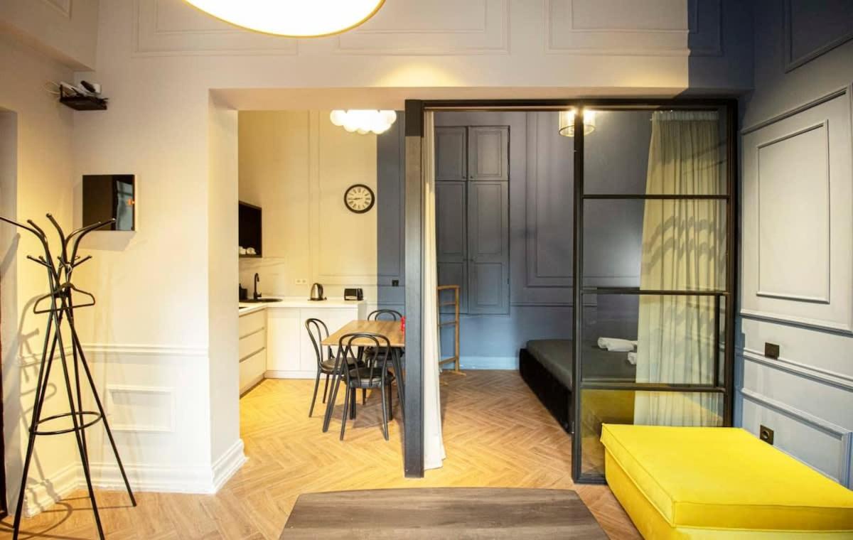 Stylish Modern 1BR Apartment Images