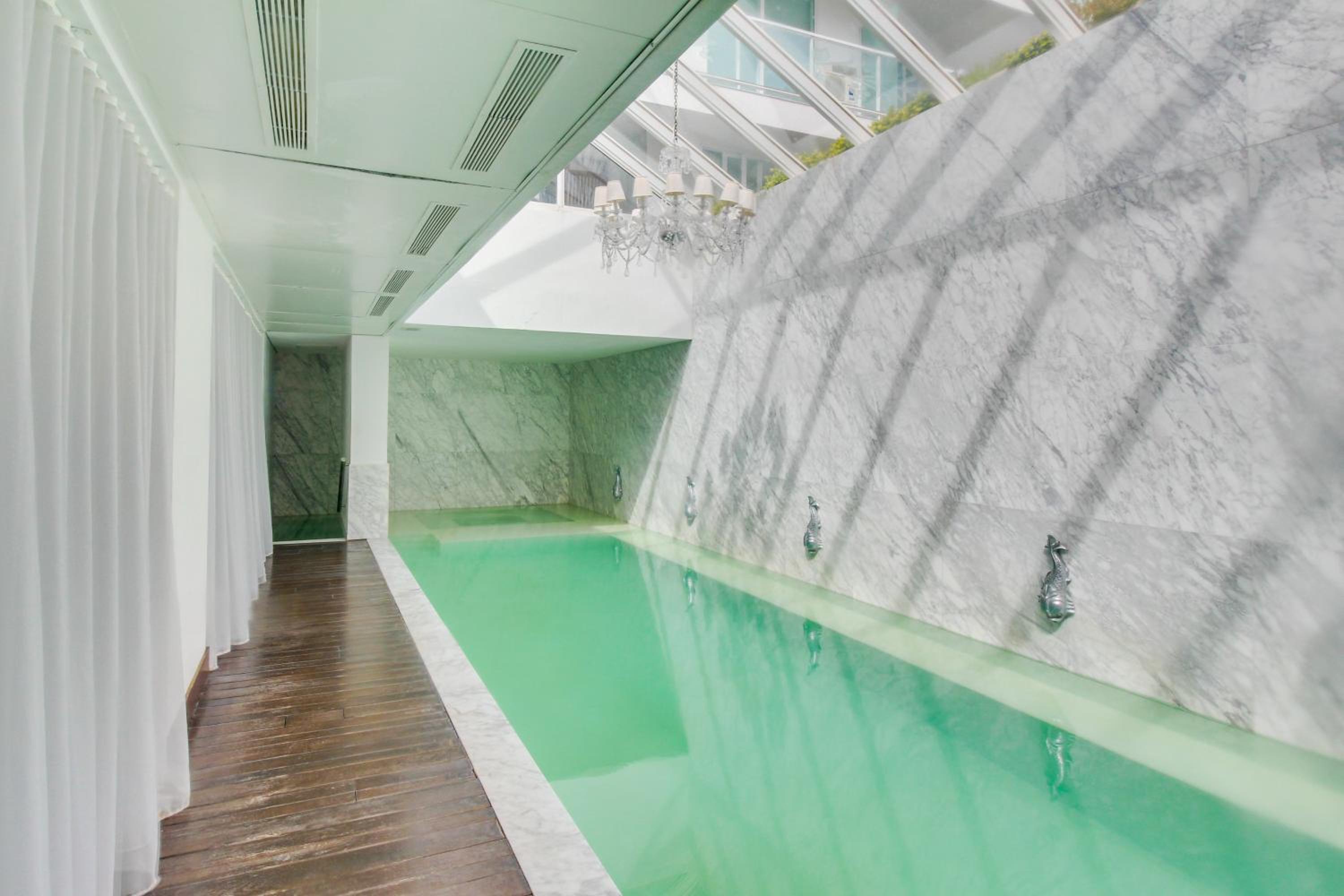 Oceana Suites en Yoo, con piscina interior climatizada Images