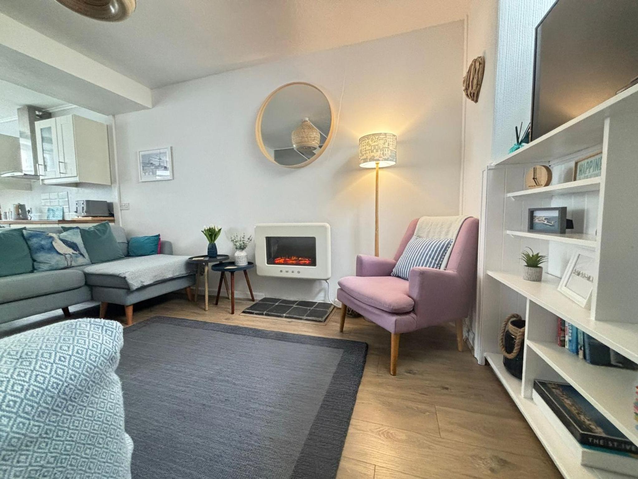Sandy Feet, St Eia Street. Cosy Cottage + Parking Images