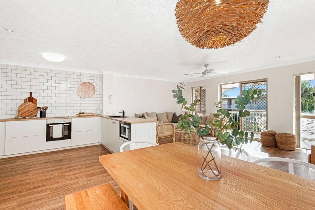 Burleigh Beach Apartment - Self Catering Images