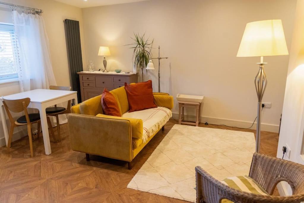 Amarelo apartment, Central Charlbury, 1 Super king bed Images