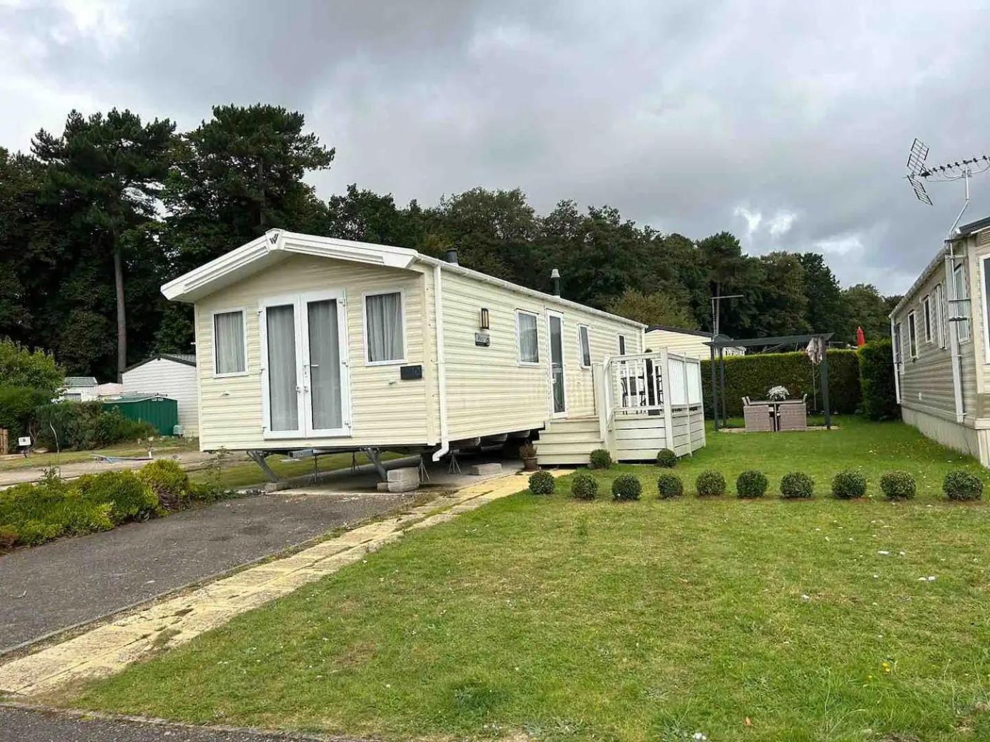Lakeside Escape Modern 2 Bedroom Holiday Home Images