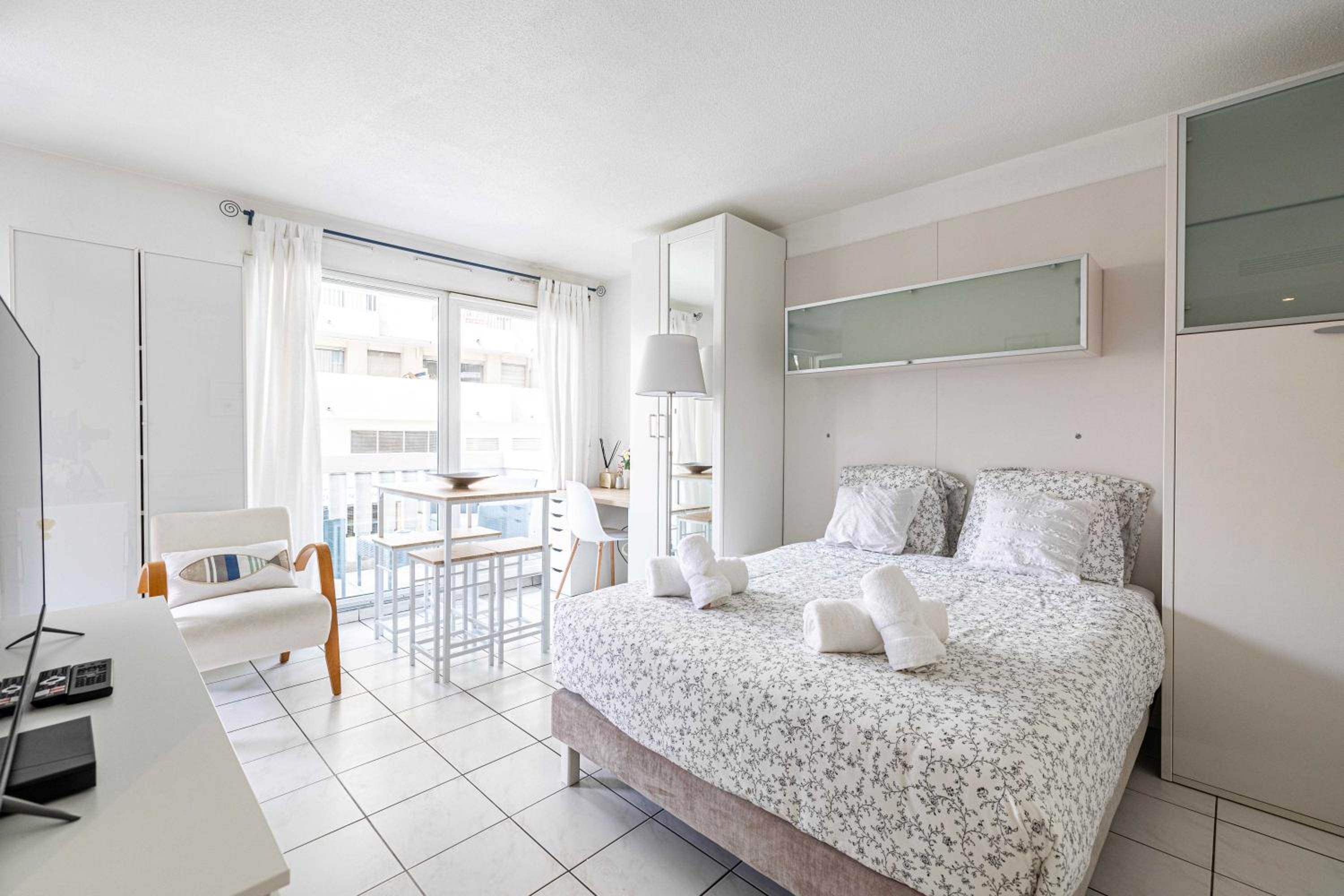 Charming Studio with pool & balcony -Heart of Nice Images