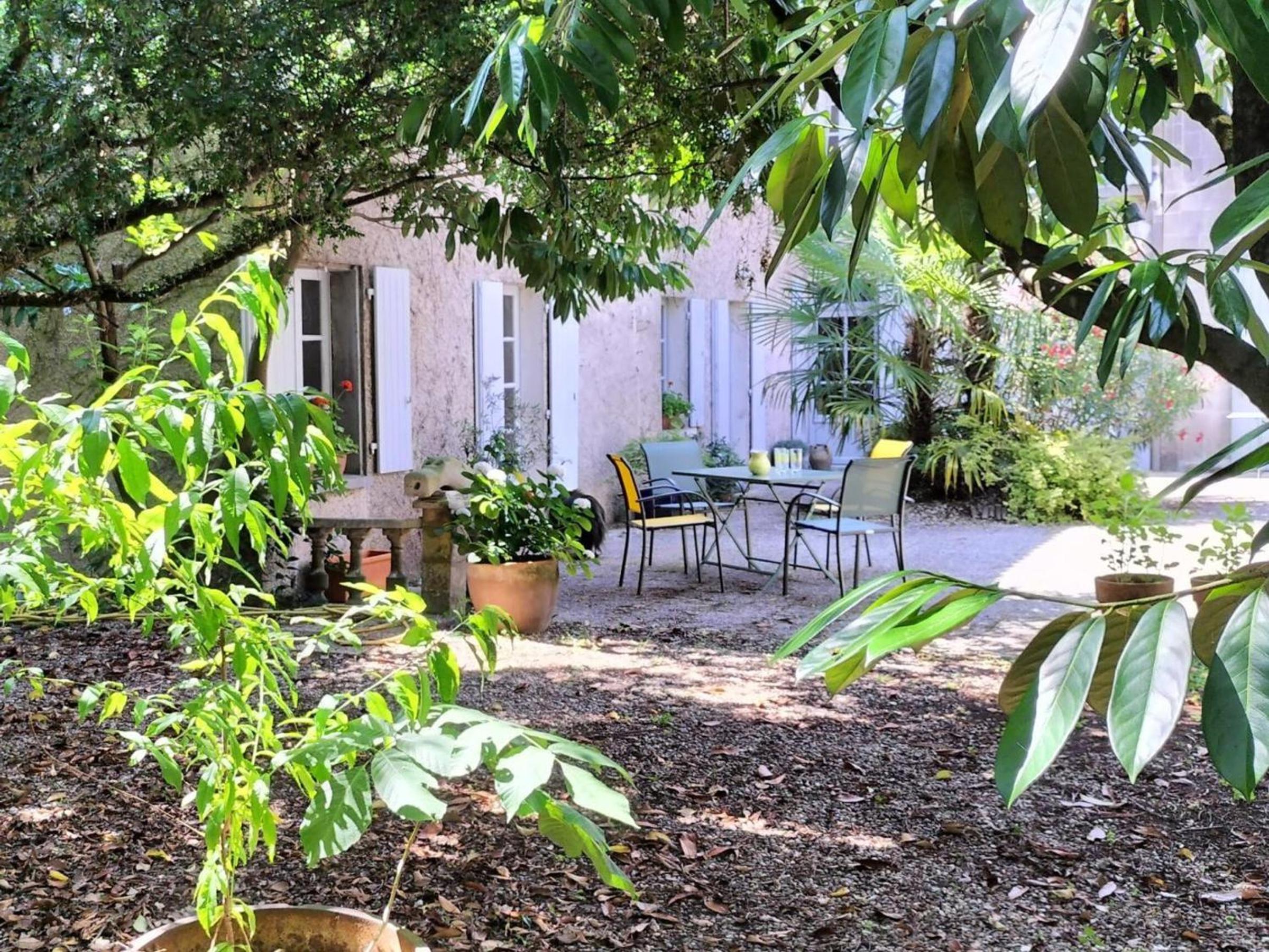 Gîte cosy avec jardin clos, terrasse et piscine à proximité, idéal pour famille et détente - FR-1-653-254 Images