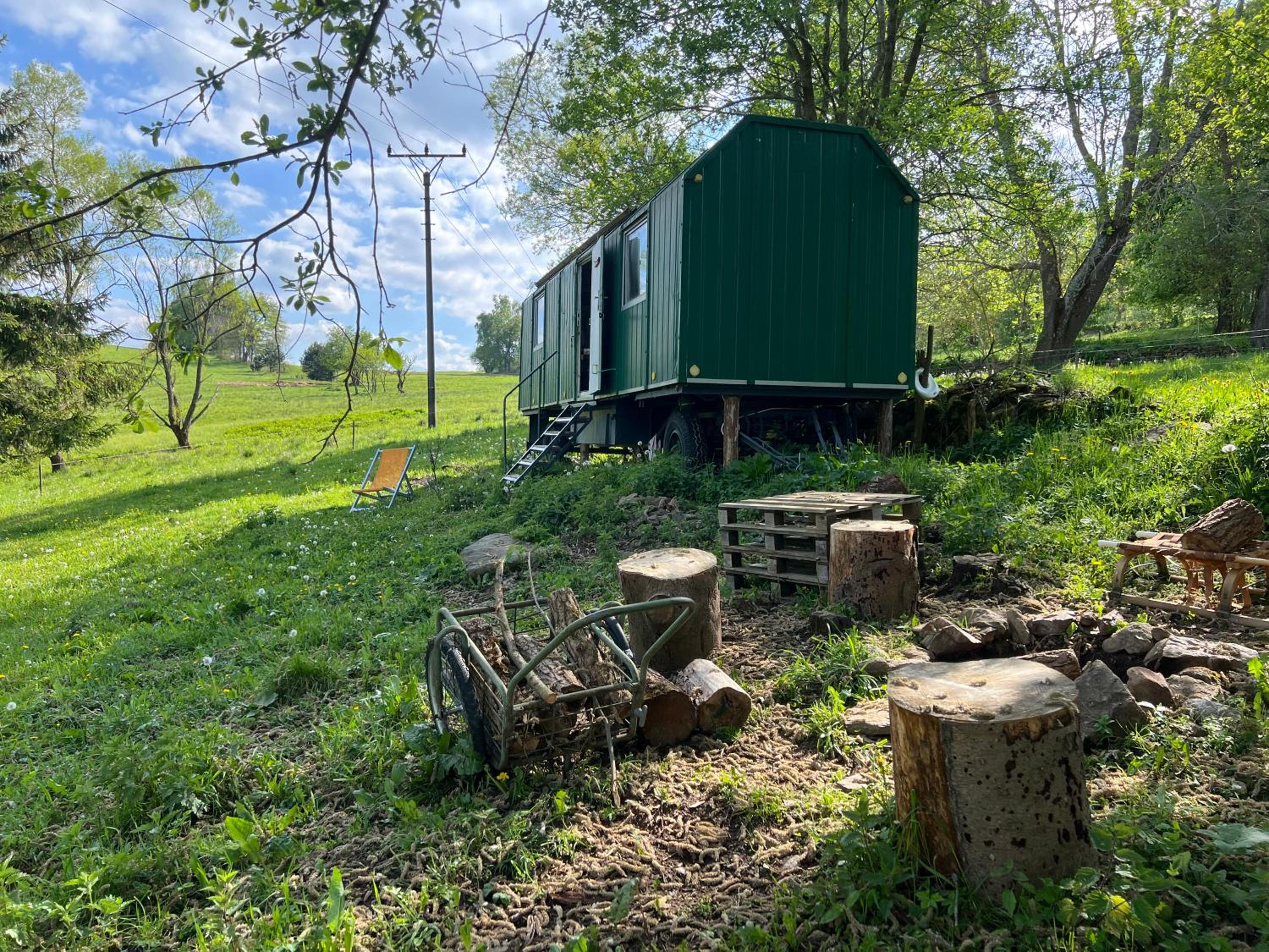 MECHový domeček nad pramenem Images