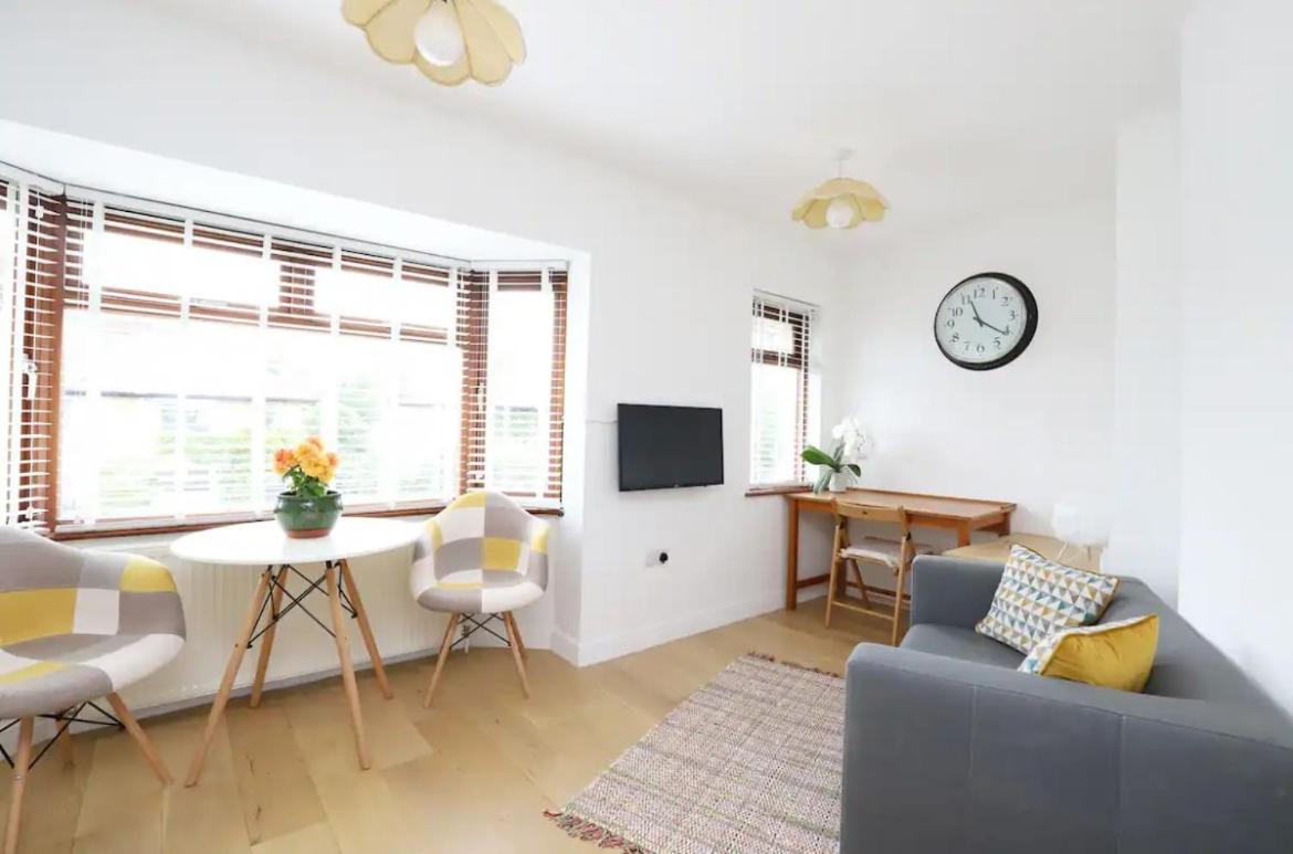 Campbell Modern 2BR Apartment in Oxford Free Parking Images