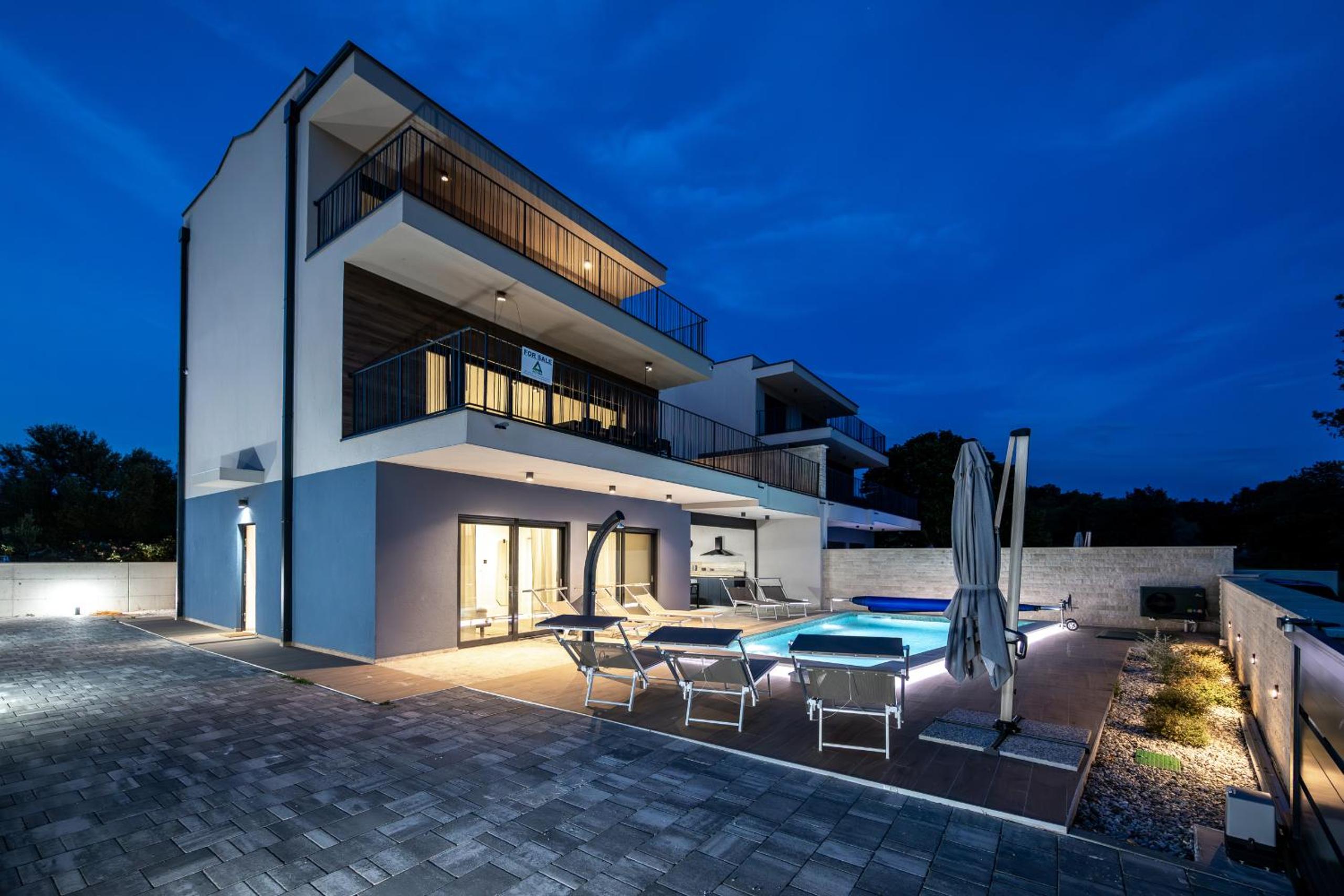 Villa Bay II near Medulin for 9 people with heated pool - playground & whirpool only 100 meters from the beach Images