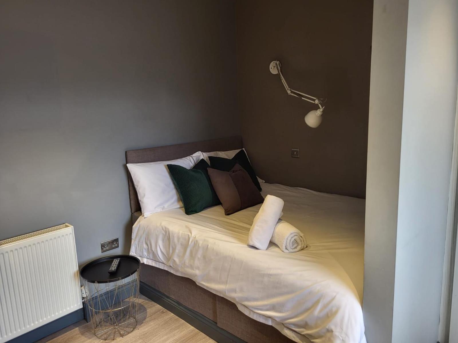 Tren-D Luxe Studio Apartment Room 1 - Contractors, Relocators, Profesionals, NHS Staff Welcome Images